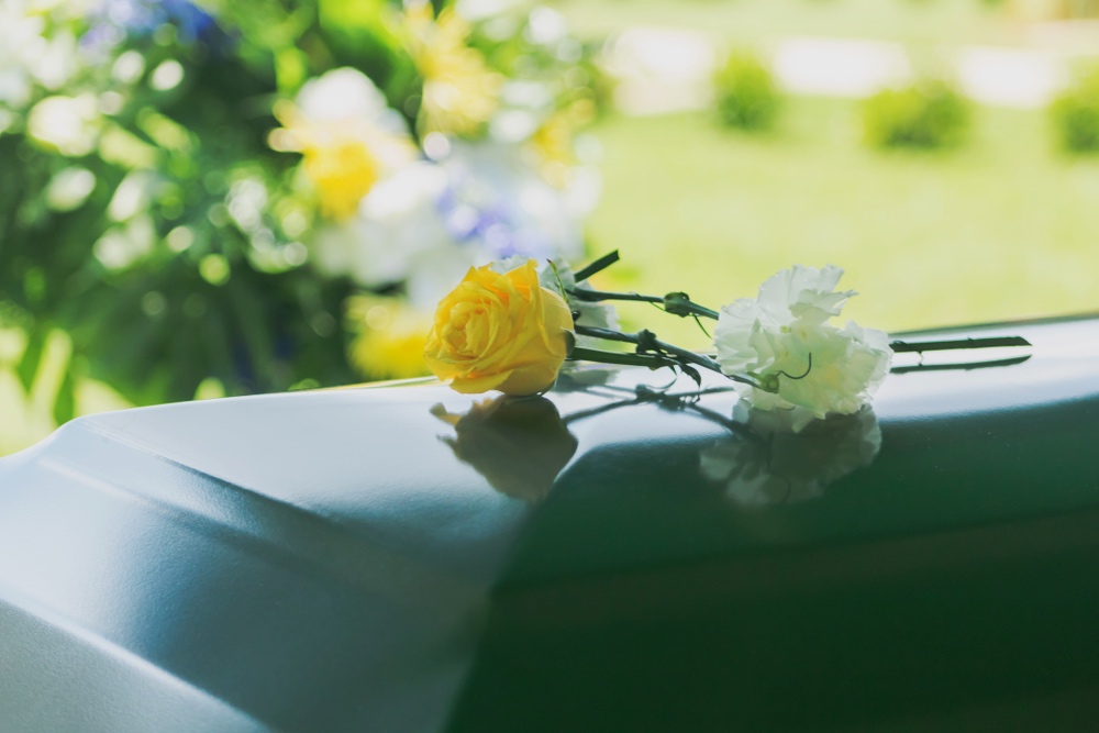 Roses+on+casket.jpg