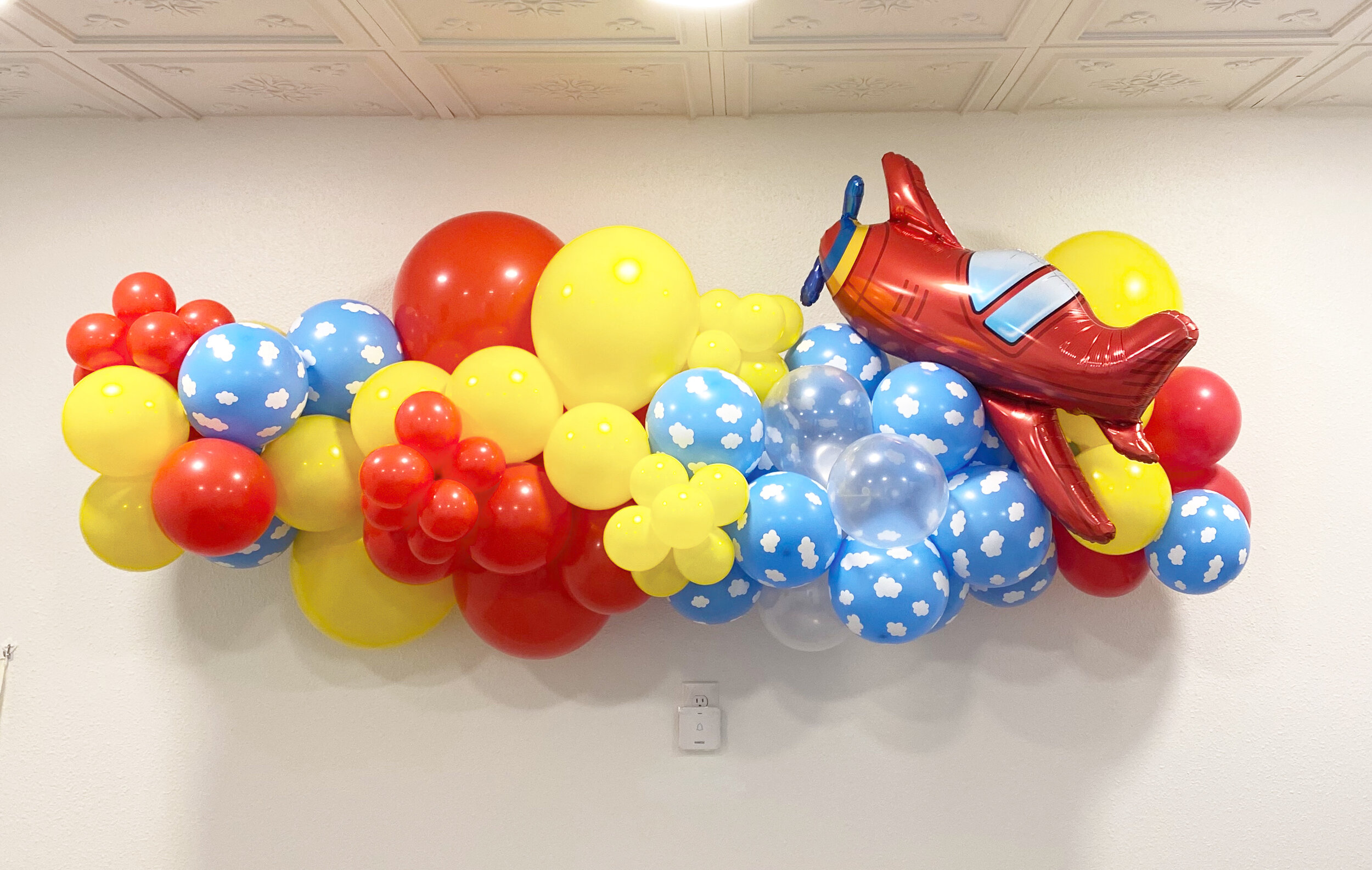 Airplane Grab and Go Balloon Garland