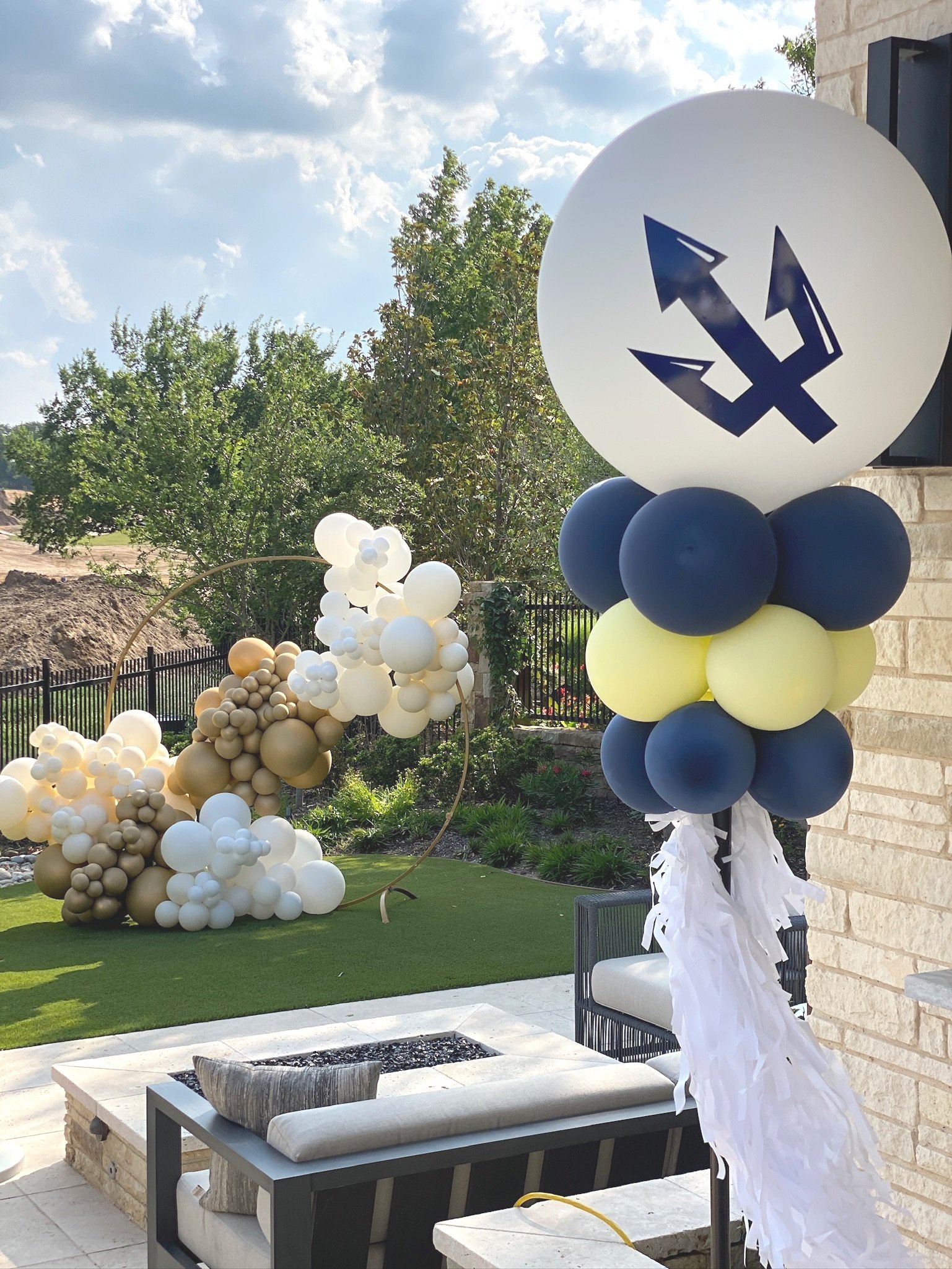 Jumbo balloon topper perfect addition to this high school graduation party.
