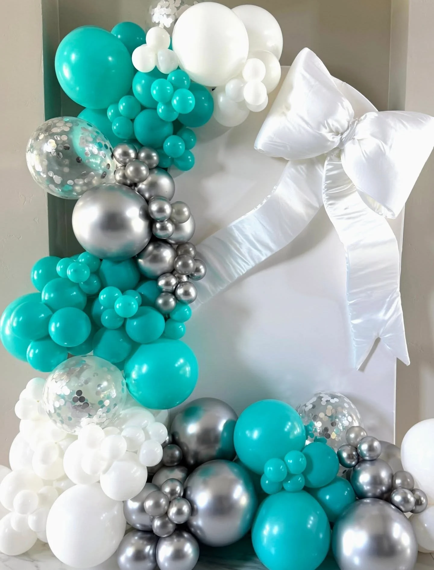 Taking a moment to throw it back to this stunning 21st Birthday setup! A statement setup is always a good idea ✨

#UpUpBalloons #DFWBalloons #dfwballoonstylist #DFWCorporateEvents #21stbirthday #birthdayballoons #dfwbirthdays