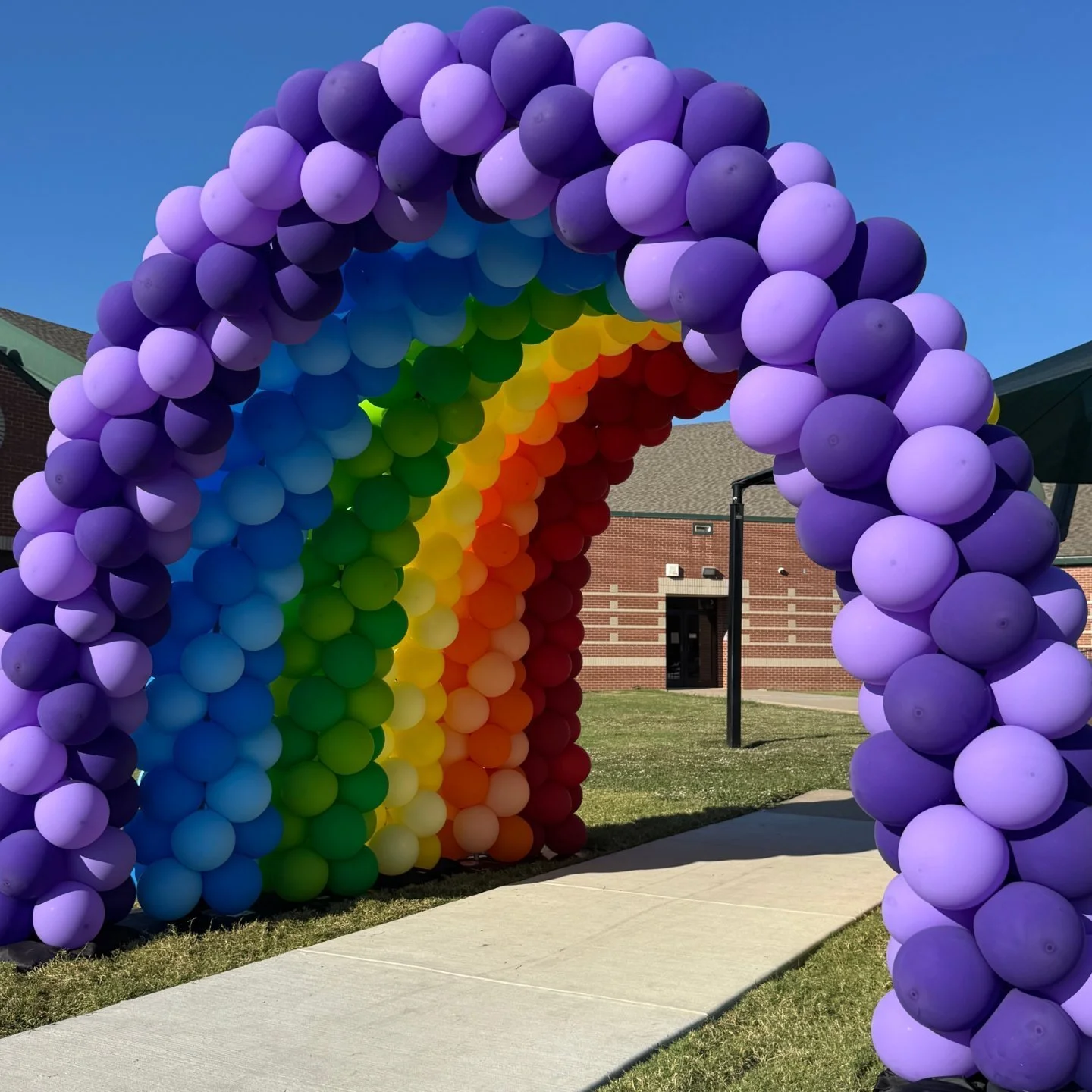 Tunnel Vision: COLOR 🌈✨
This rainbow arch pairing couldn't have turned out to be a better statement!

#UpUpBalloonsTx #DFWBalloonDecor #DFWBalloons #DFWCorporateEvents