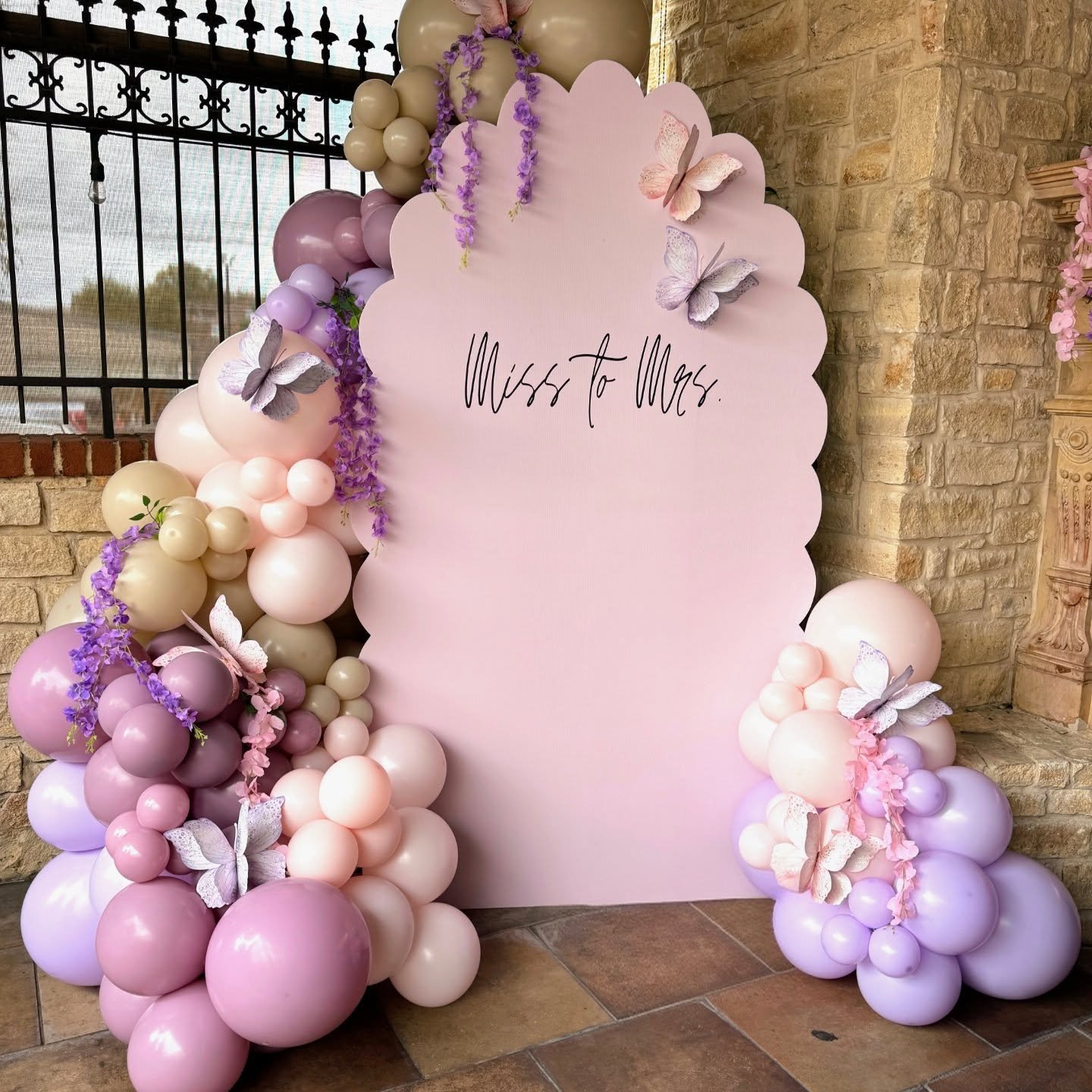 Just a little scroll through some recent party setups 🎞️🎈 Custom backdrops, custom signs, balloon garlands and all the dreamy details that make every celebration unforgettable!

#upupballoonstx #DFWBalloons #dfwballoonstylist #dfwbirthdayparties #d