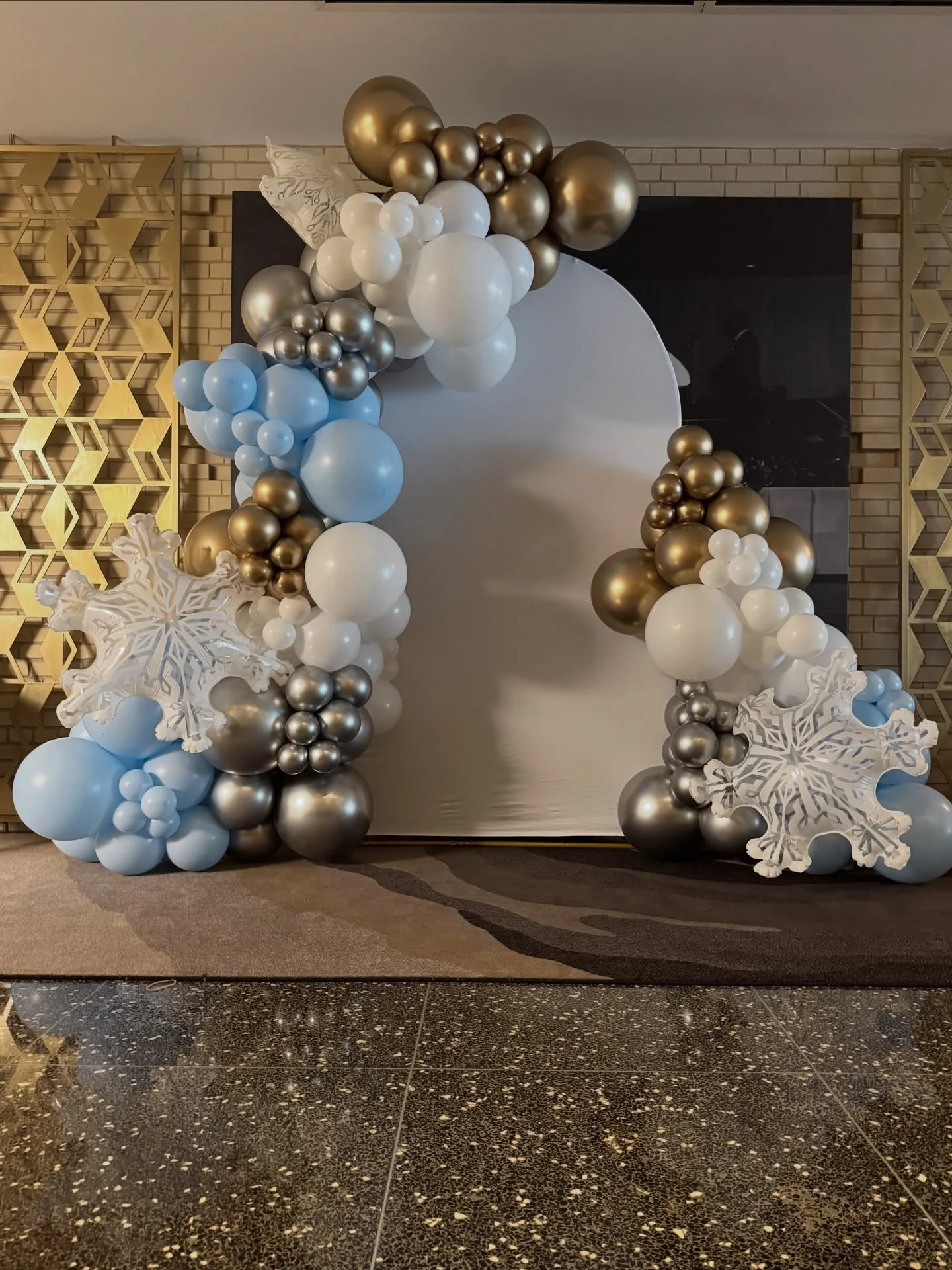 ✨❄️ A Winter Wonderland to remember ❄️✨

We loved bringing this icy-elegant balloon moment to life for the SMU Alumni Holiday Celebration at The Statler in Dallas. Soft blues, winter whites, metallics, and snowflake details made the perfect festive b