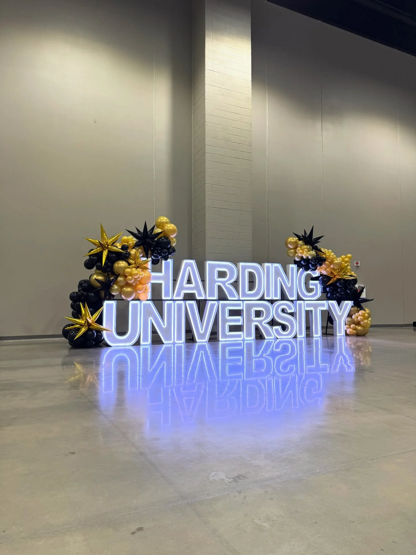 It was an honor getting to celebrate this amazing group at @harding_fb .  They know how to hype up their fans with the best Pep Rally at @marriottallen convention center in Allen.  Let&rsquo;s GOOOO! 🖤💛 #ncaafootball #dfwevents #dfwballoons #hardin