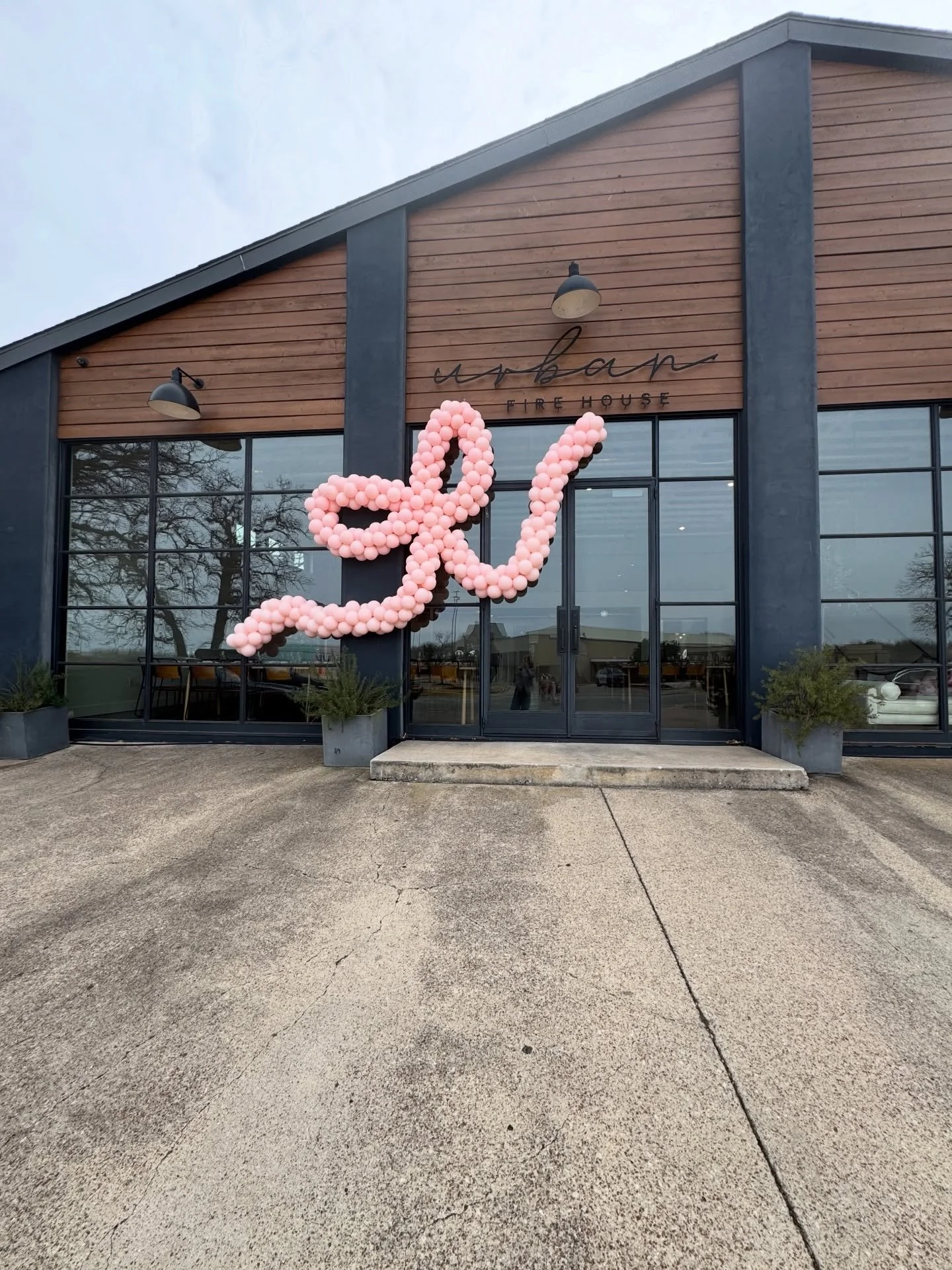 🍓✨A berry sweet baby girl is on the way From the oversized bow moment to the perfect photo op, this strawberry-themed shower was pure sweetness. ✨🍓
Hosted at the always-stunning @urbanfirehouse , every detail was designed for celebrating + capturin