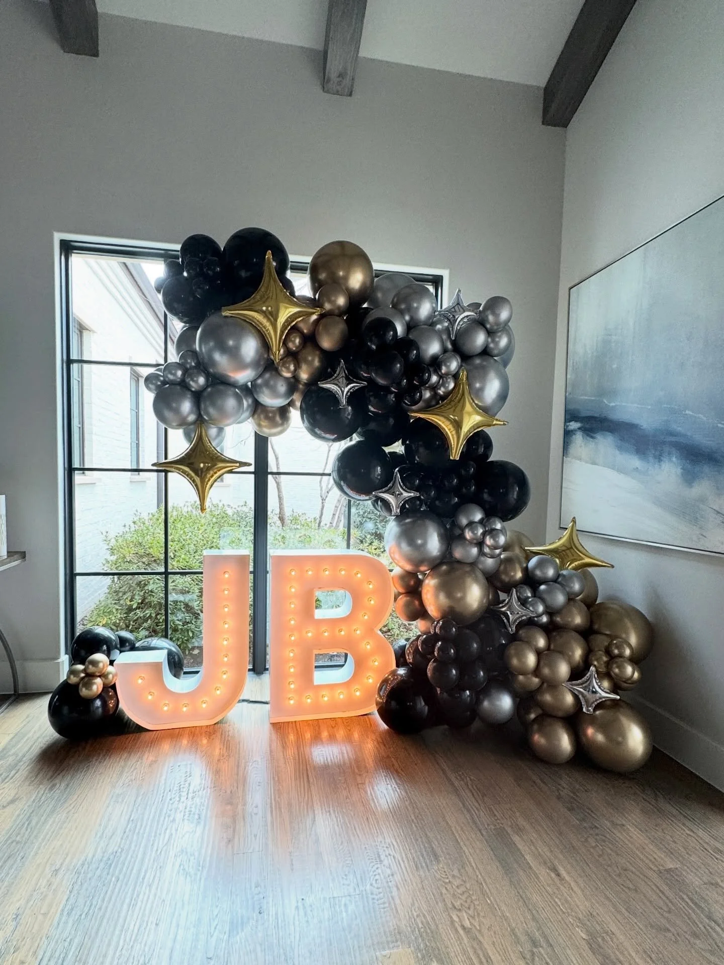 ✨Milestone celebration for JB!! ✨  Home parties are some of our favorites.  Getting to meet the loved ones behind them never gets old.  Our classic balloon garland in classic colors brought the @lonestarglowco light up letters UP a notch.  Happy Birt