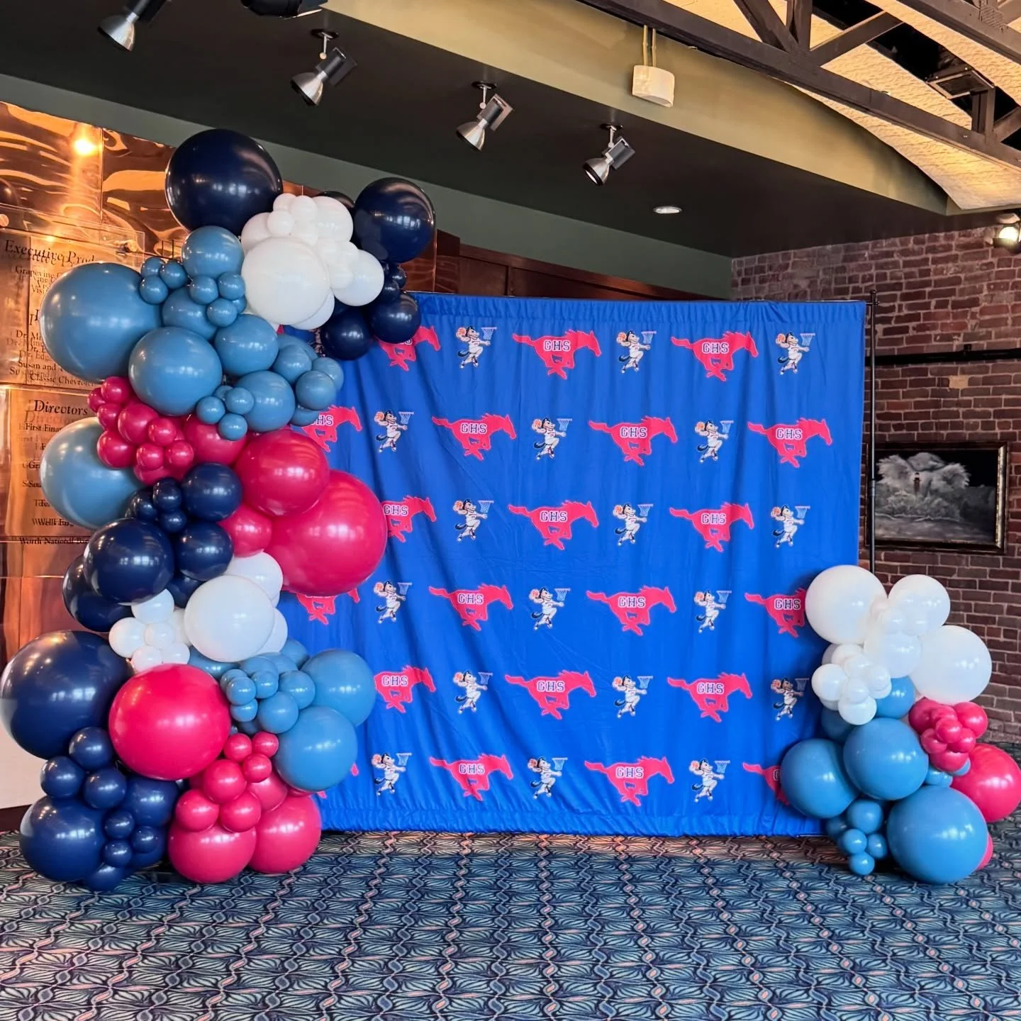 Celebrating the Grapevine Mustangs 🐎🏀

We created this custom balloon backdrop for the Grapevine High School Boys Basketball Banquet at the Lancaster Theatre. The perfect photo moment for players and families as they checked in to celebrate a great