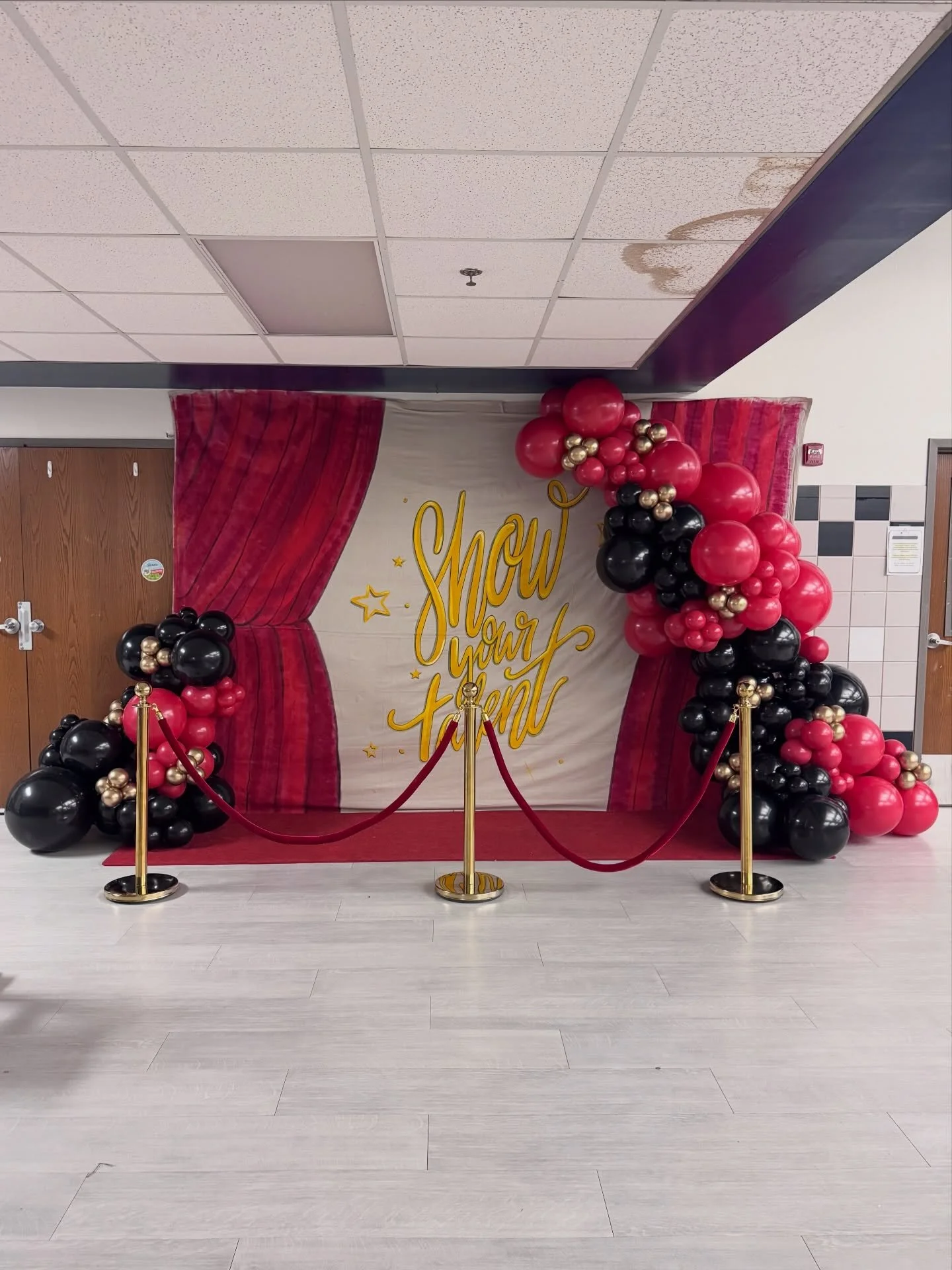 🎤✨ Final Dove Talent Show in the books 🎤✨

The last is never easy but honored to create this display for this great community.

Cheers to the next chapter for these great kids!

#organicballoongarland
#dfwballoons
#dfwevents
#upupballoonstx
#giving