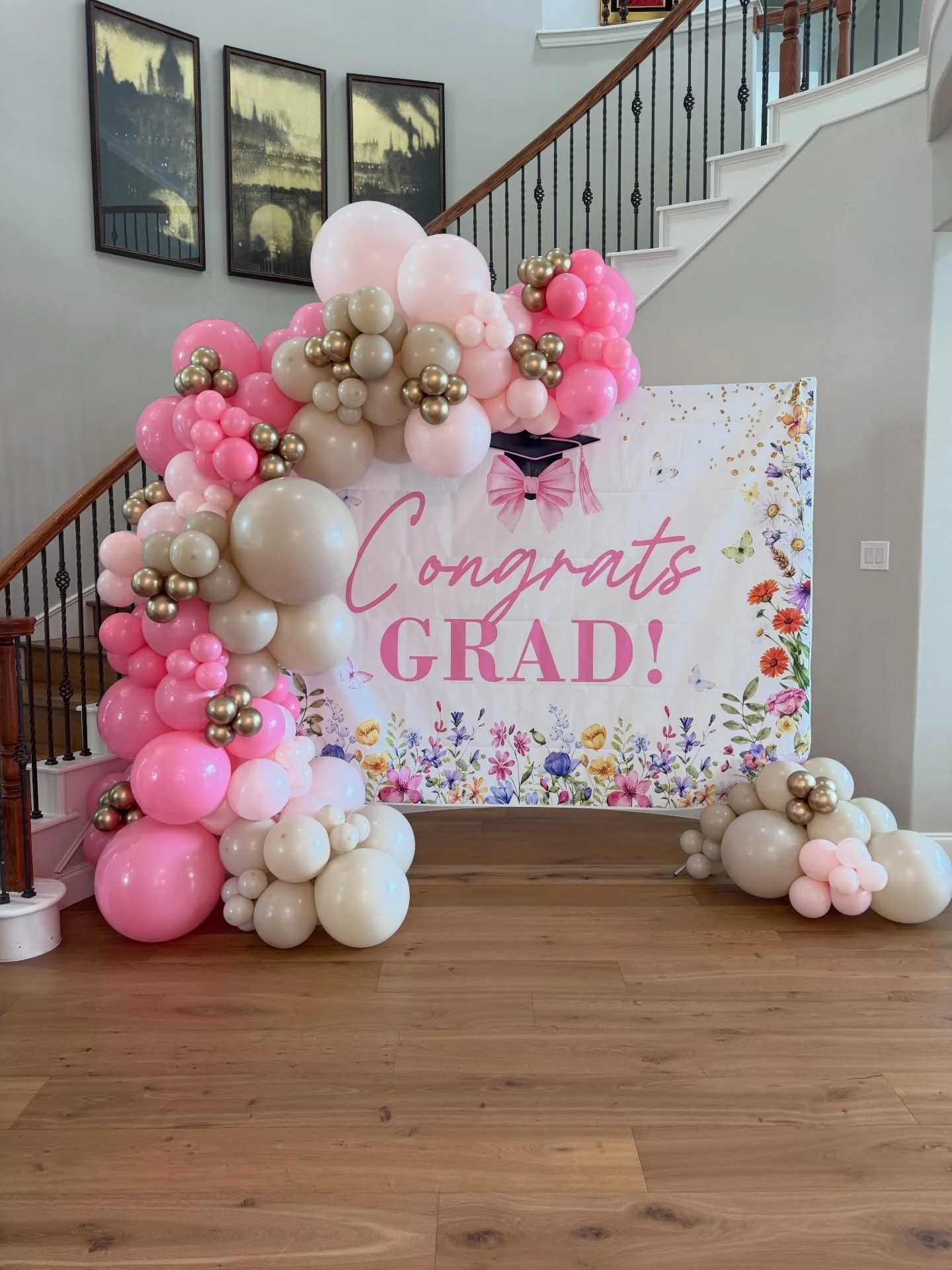 ✨🎓First grad party of the season in the books 🎓✨

Celebrating a future Sooner heading to the OU this fall ❤️🤍

Custom memory table + statement balloon backdrop = the perfect graduation setup.

Planning a graduation party in DFW? Let&rsquo;s make i