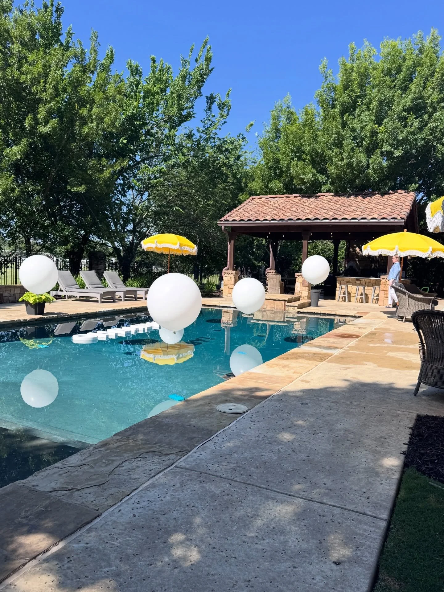 Soft whites + poolside views 🤍☁️

A clean, modern baby shower moment with floating balloons and effortless elegance.

Dallas&ndash;Fort Worth balloon d&eacute;cor for elevated celebrations. Inquire to book.

#DFWBalloons 
#Poolballoons 
#DallasEvent
