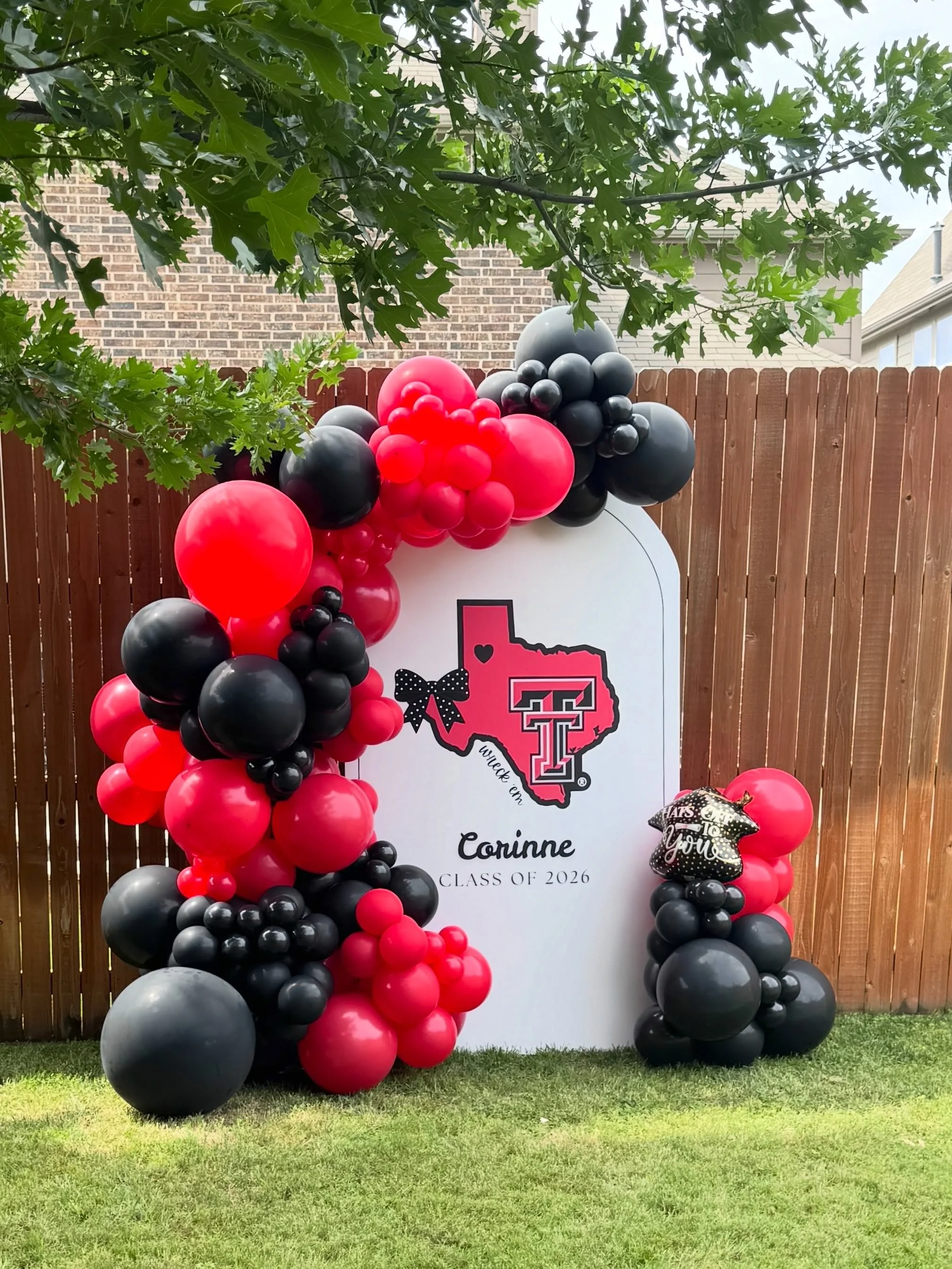 Celebrating these grads and their next chapter 🎓✨

Loved creating custom grad pieces featuring their future college plans, school colors, and all the personalized details for their big day 🤍

Serving Dallas-Fort Worth with custom graduation balloon
