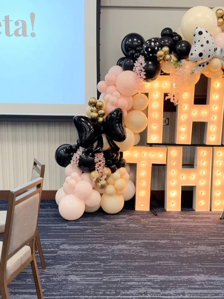 THINK THETA 🎀🖤

Theta is coming back to SMU, and we loved creating this moment to celebrate! Oversized light-up letters, balloons, bows and all the details for the perfect welcome back.

So fun being part of the excitement on the SMU campus. ✨

Dfw