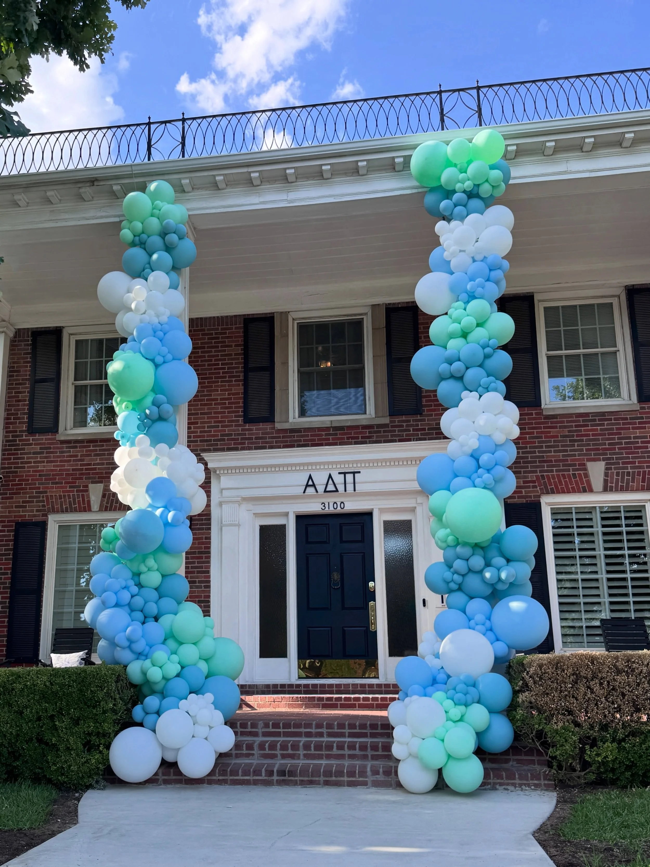 Work Week, elevated. 💙💚✨

We loved creating this custom balloon installation for Alpha Delta Pi at SMU for Work Week!

The grand entryway called for a statement&mdash;and this organic balloon arch delivered. With layers of blues, mint, and soft neu