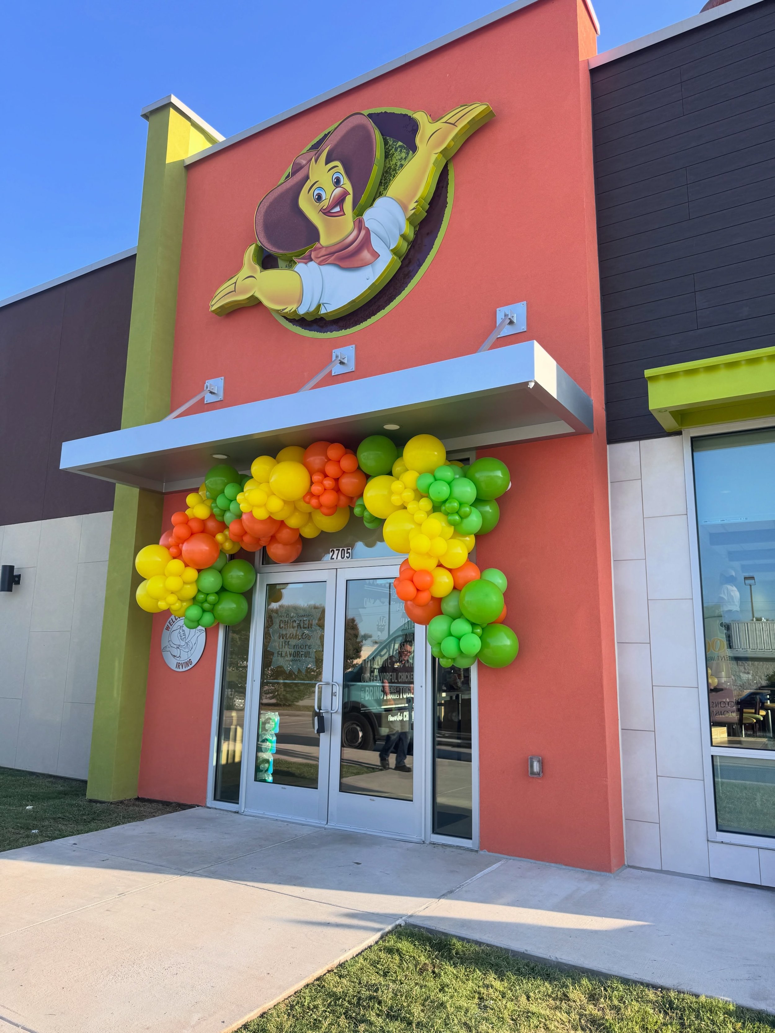 Grand openings deserve a grand entrance. 🎉

We loved celebrating the new Pollo Campero in Irving, Texas with custom organic balloon garlands that welcomed guests inside and out. Designed to match the brand&rsquo;s vibrant colors, these installations