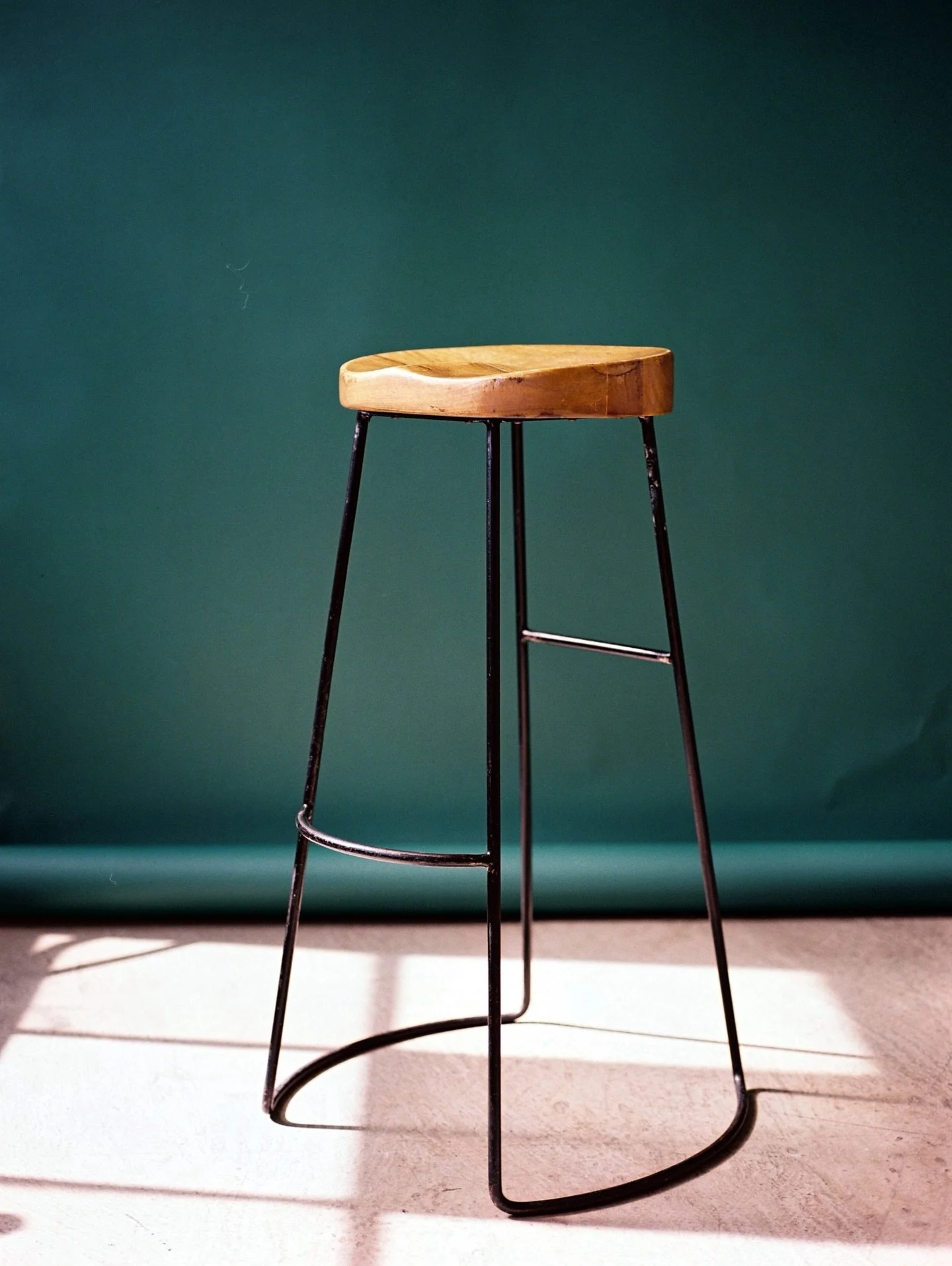 💌 You&rsquo;re invited to my next studio sessions at sunset studios!

➡️ SWIPE for all the latest details. 

🪑 Wednesday 28th January. Only 9am and 10am left. 

🎞️ Shot on my new 120mm. Will bring my analogue film cameras along to the session too!