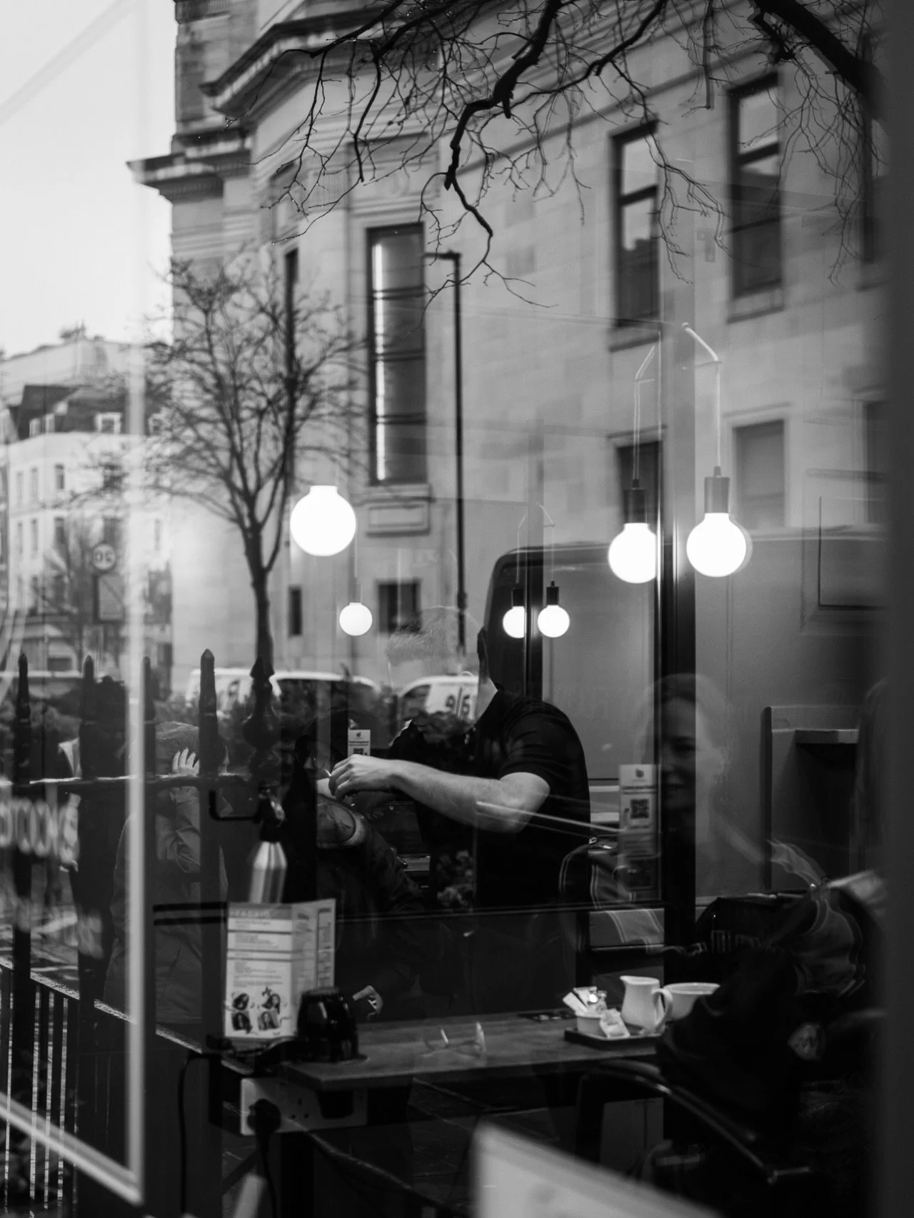 Last Friday I had a super day with @dawneagleton_ x @fujifilmuk on the streets of London learning more about street photography and Dawns signature style and approach to launch her new book - Through the Glass. (Congrats 🎉!)

We limited ourselves to