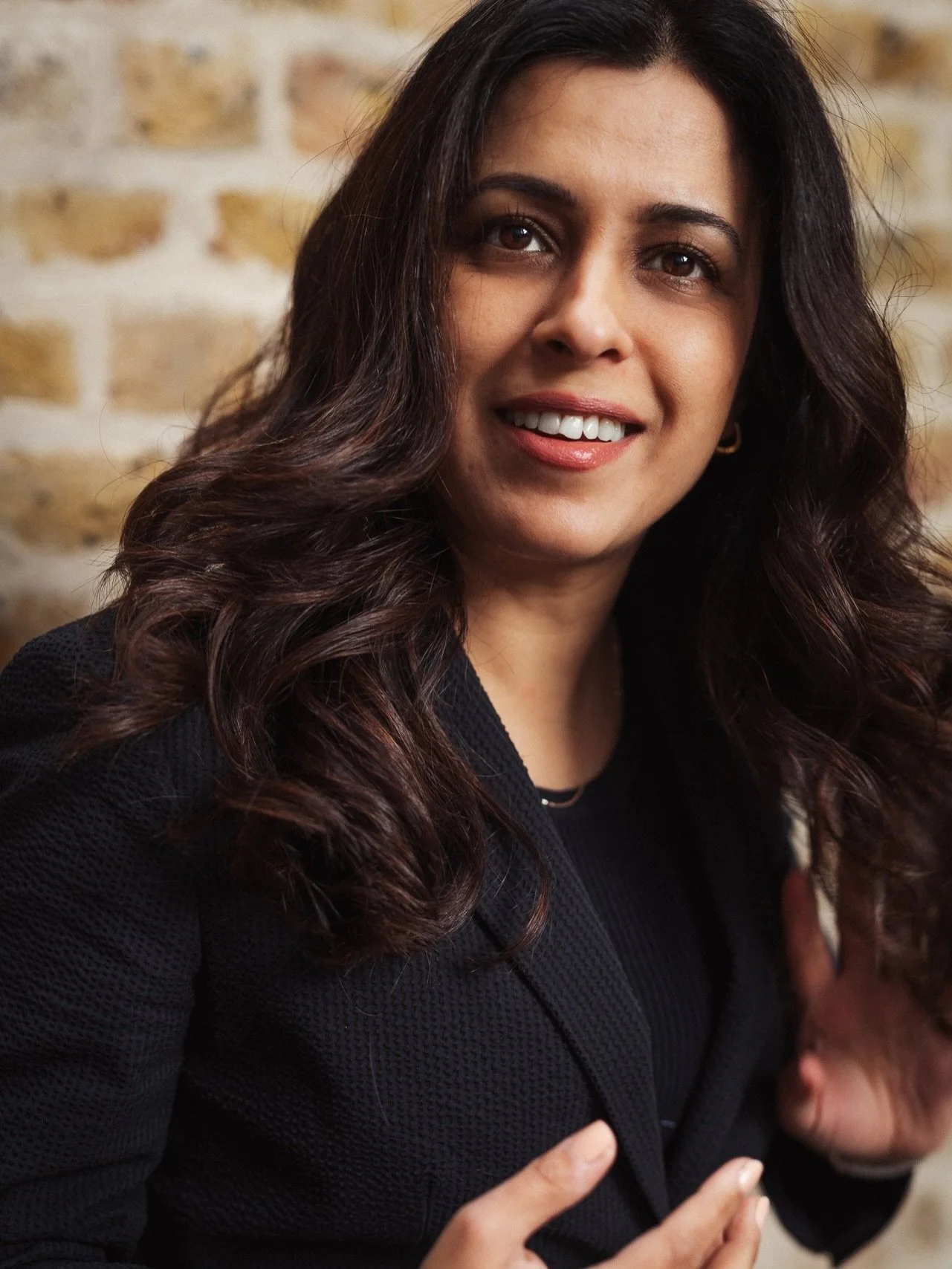 I wanted to share this image from last week because it was the first shot I took of Neha when I was setting up my camera and a beautiful unnoticed moment resulted in a vibrant, off-guard portrait. 

Forever loving these moments! 

Donna x