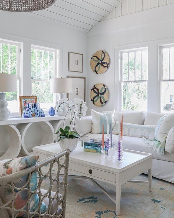 Are you ready for a Summer Living Room refresh? This one features some of our favorites💙 From Laura Park pillows and throws to the fun #cheshiredogs. Available online or in the shop.  Design: @suzannewinstonandassociates 
📸: @laurarowephotography