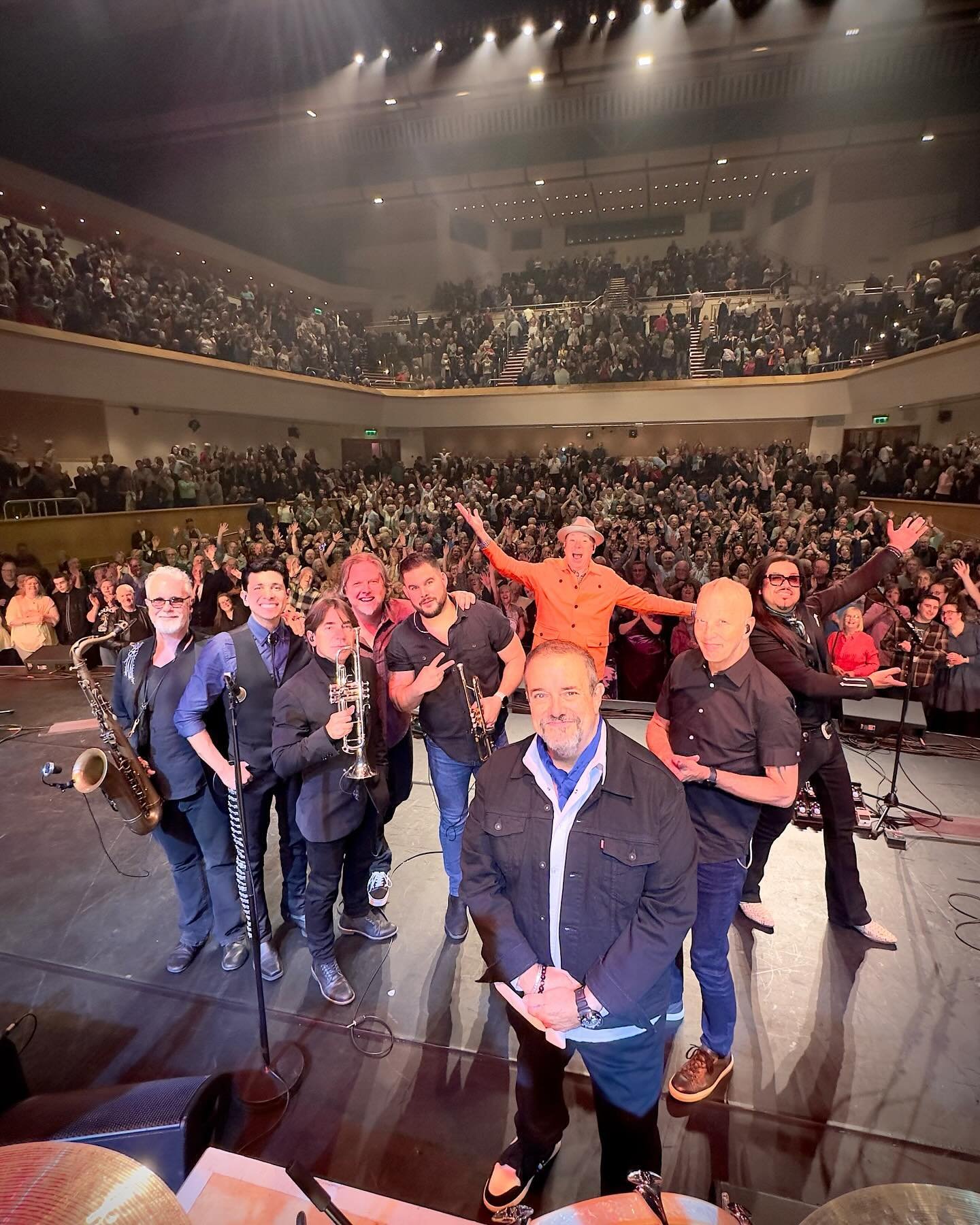 Glasgow! 🏴󠁧󠁢󠁳󠁣󠁴󠁿 What a special way to kick off the tour! Thanks to everyone for joining us for a SOLD OUT night at the Royal Concert Hall 👑 We&rsquo;ll see you next time!

📸 @michaelalanreynolds #TheMavericks #WorldTour24 #Glasgow