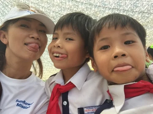 Stephanie takes a selfie with local students at the Tien Ngoc school. (Photo: Stephanie Nguyen)