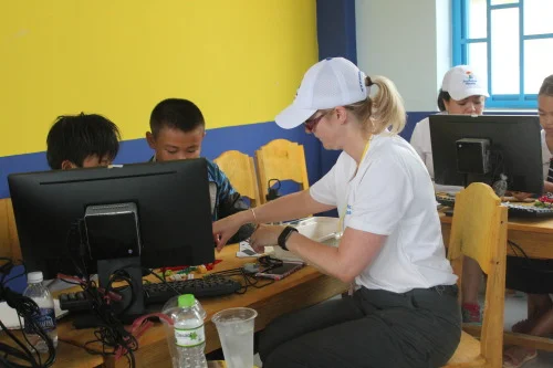 Cate Prescott works with her team of local children in the LEGO robotics workshop at Tien Ngoc primary school. (Photo: Dan Q. Dao)