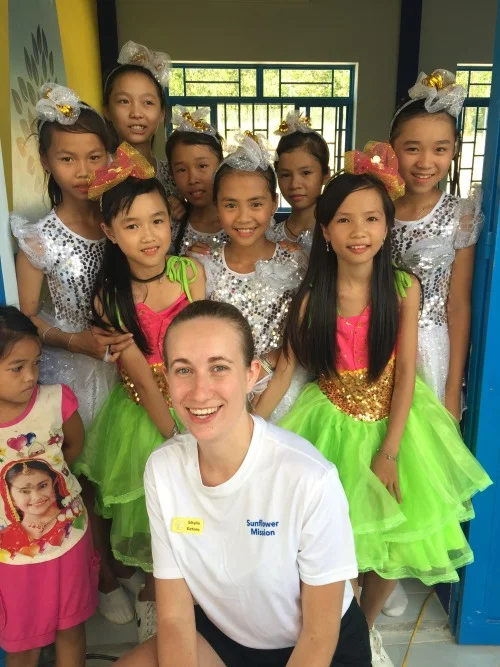Sibylle Katona with the performers at the Tien Ngoc primary school completion ceremony. (Photo: Sibylle Katona)