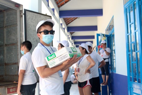 Dalton Bui carries food items to prepare gifts for elderly patients. (Photo: Dan Q. Dao)