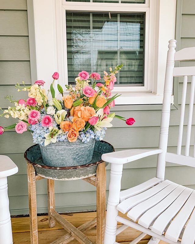 Cannot wait for some front porch sitting this spring 🌸☀️🤍 #ceciliasflowers #floraldesign #springflowers