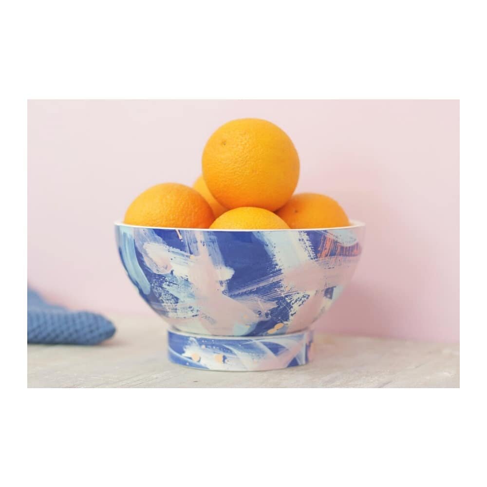 Large bowl 🍊
.
.
.
The sun is out and the large bowl is back in stock. These colourful bowls look so good on a summers dinner table. Fill them with delicious fresh salads or fruits and pass around. 
Available now at www.aoifeslatteryceramics.com 🌞
