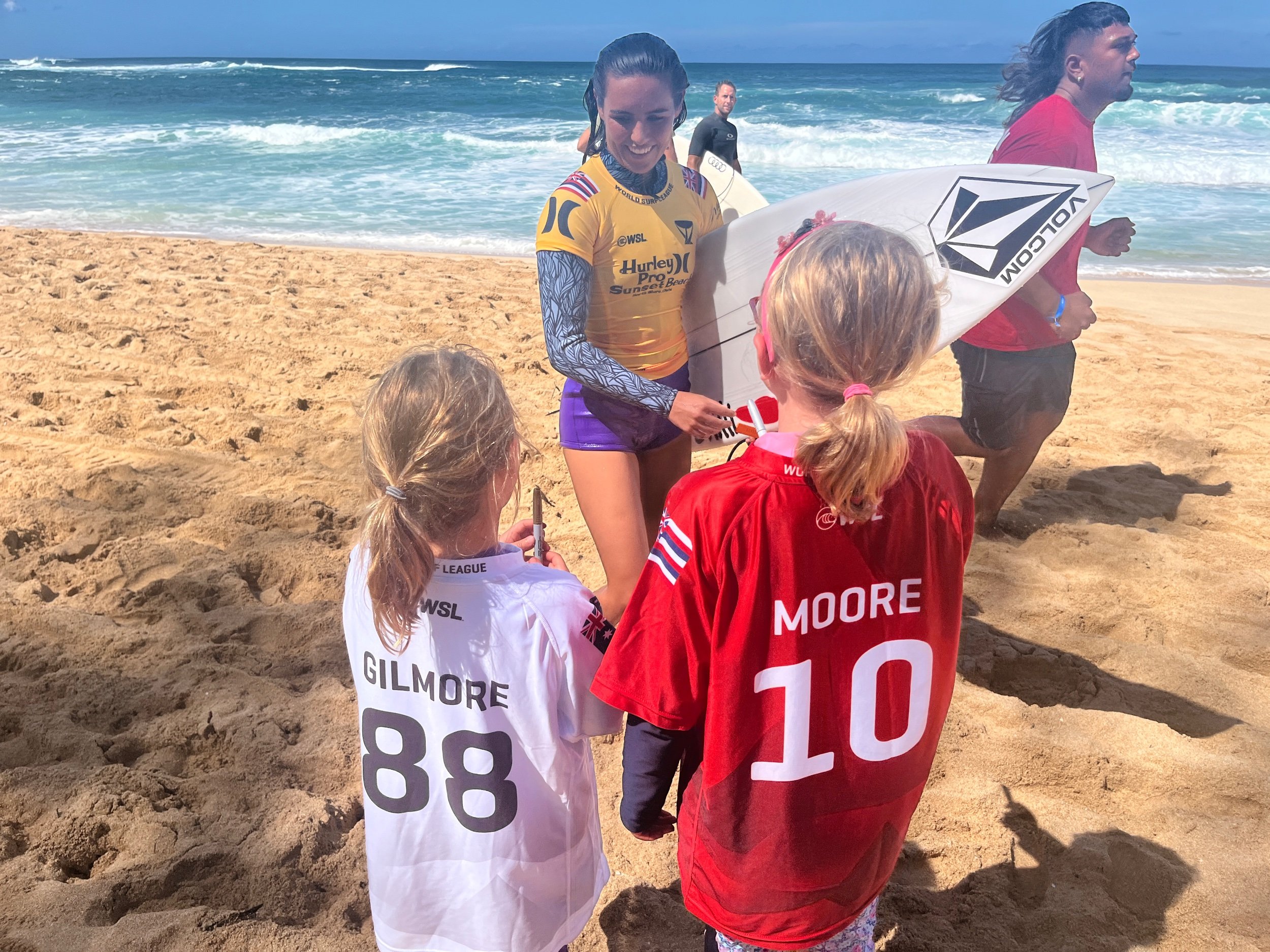 Moana Jones Wong sees Scarlett and Nora after her heat.