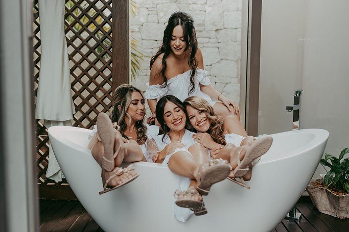 ✨ Bridal getting ready ✨
.
.
Venue: @nizucresort @nizuc_weddings 
Photography: @buttonup_photo 
Video: @sealoveweddingfilms 
Hair and makeup: @sandracarolinamakeup 
Floral design: @vanessajaimesfloraldesign 
Wedding Planning: @loveontop_weddings 
.
.