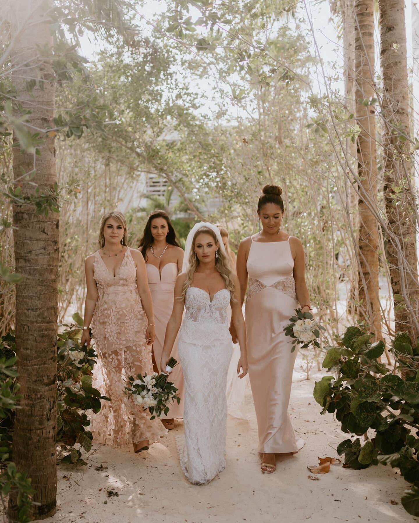 ✨ Let me adjust my crown and get my day started ✨ 
.
.
Venue: @andazmayakoba.mx 
Photography: @thedvimage 
Hair and makeup @zoeelizabethmakeup 
Floral design: @canteiroweddings @erickraidesign 
Wedding planning: @loveontop_weddings 
.
.
.
.
.
.
.
.
.