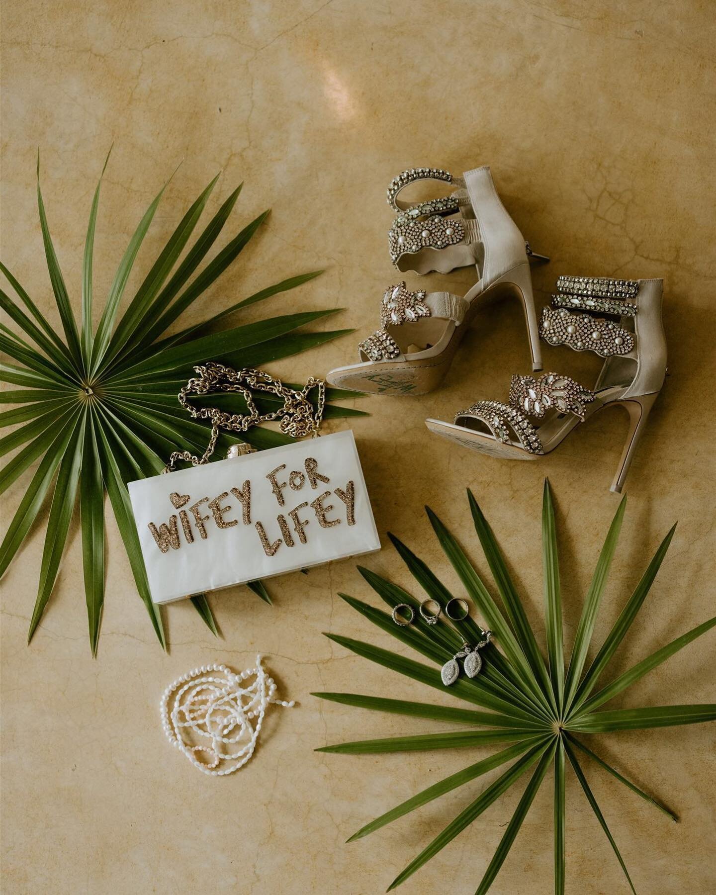 It&rsquo;s all in the details 💍
.
.
Venue: @andazmayakoba.mx 
Photography: @thedvimage 
Video: @jeantystudios 
Florals: @canteiroweddings 
Wedding planning: @loveontop_weddings 
.
.
.
.
.
.
.
.