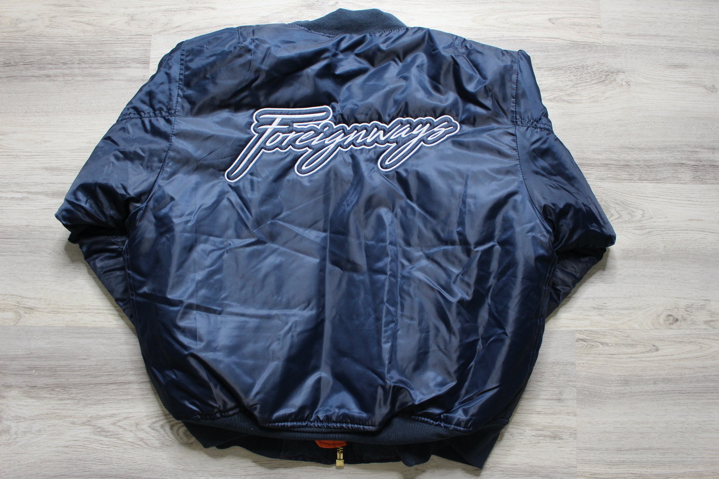 SCRIPT BOMBER NAVY/WHITE