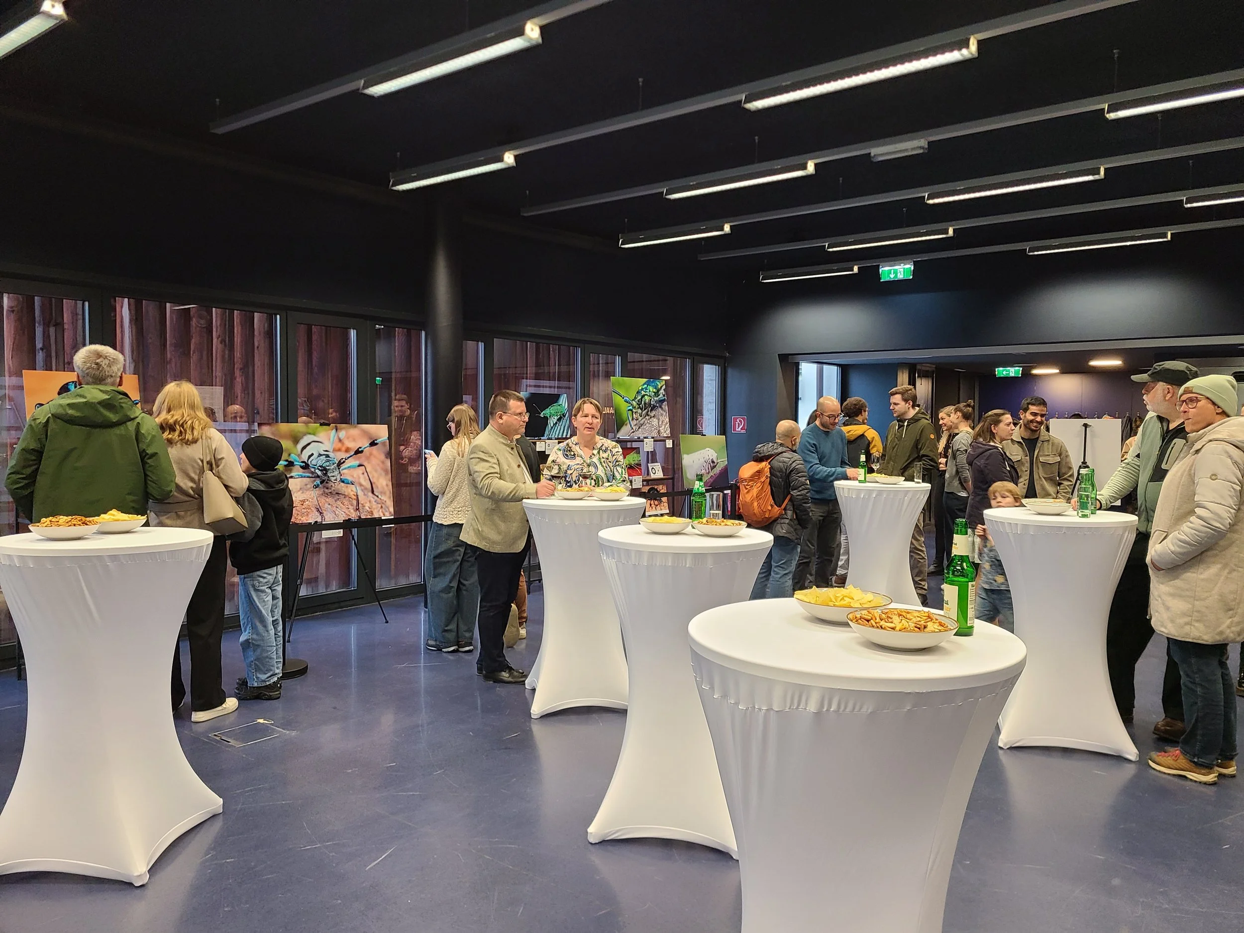 overlooking-lens-alpenzoo-vernissage-wide-crowd-setup.jpg