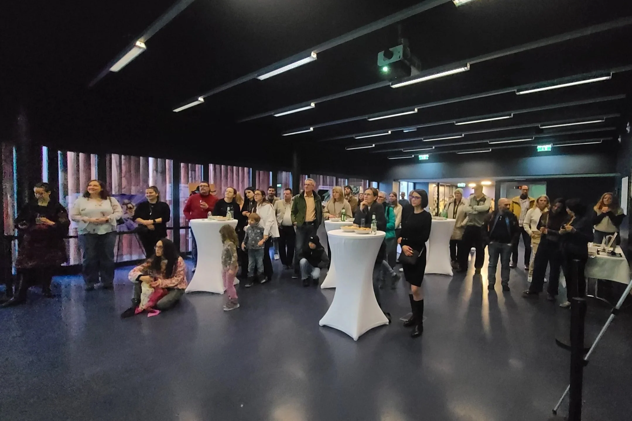 alpenzoo-vernissage-audience-listening-wide-music-performance.jpg