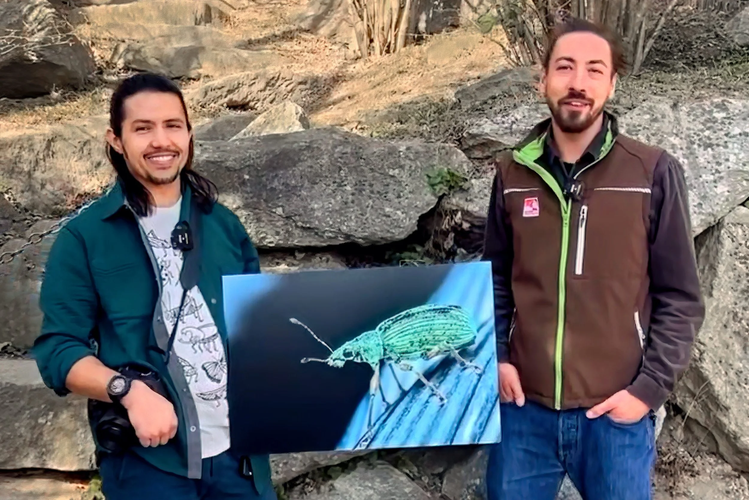 Nicolas Valentin und Magnus Klammer im Alpenzoo Innsbruck, mit Kamera und einem Fine-Art-Print des Silver Green Leaf Weevil.