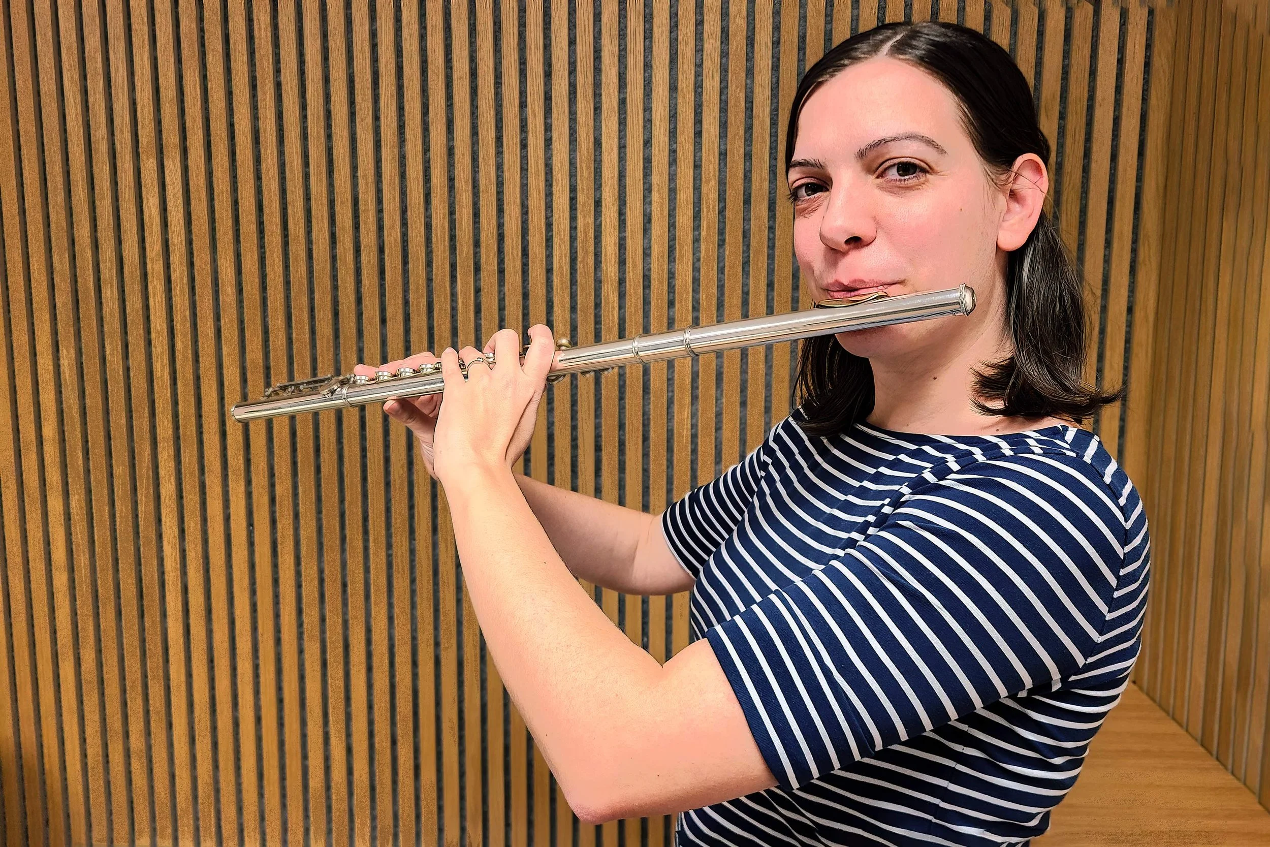 Die Flötistin Dominika Gróz spielt bei der Vernissage von Hidden Wonders im Alpenzoo Innsbruck.