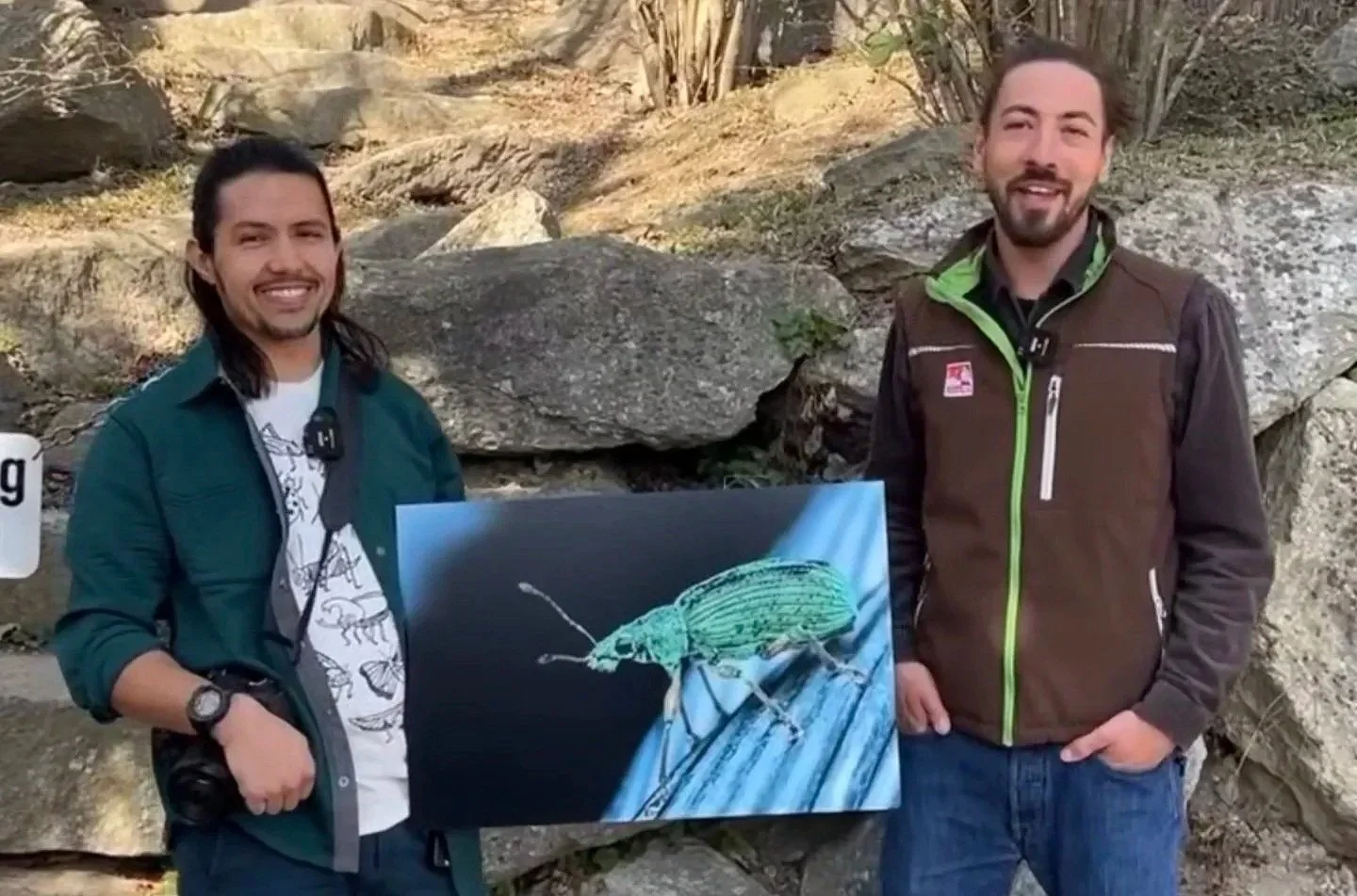 Nicolas Valentin und seine Mutter vor dem Eingang des Alpenzoo Innsbruck, kurz vor dem Aufbau der Makrofotografie-Ausstellung „Hidden Wonders“.