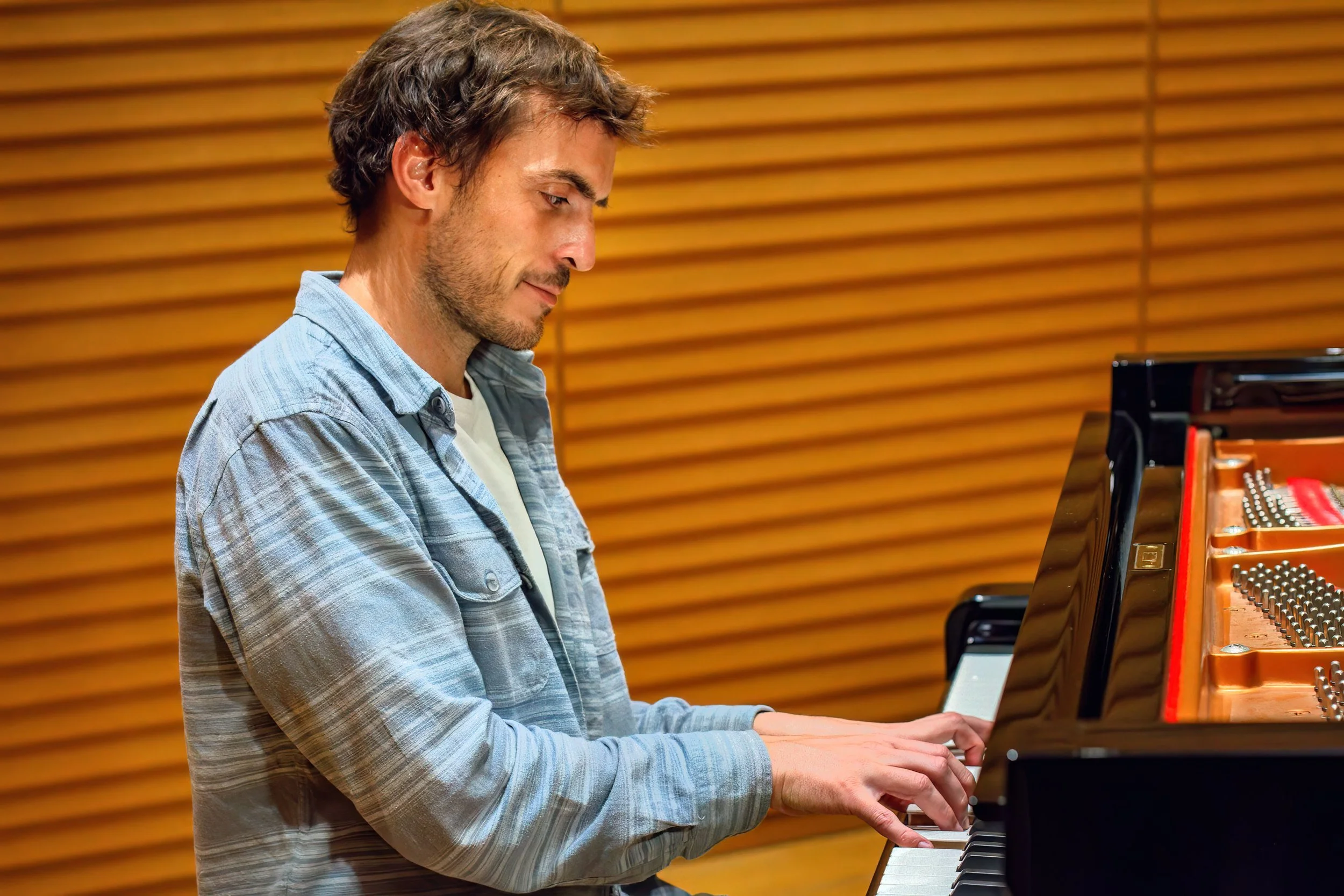 Der Pianist Pablo Galeazzi spielt Klavier bei der Vernissage von Hidden Wonders.