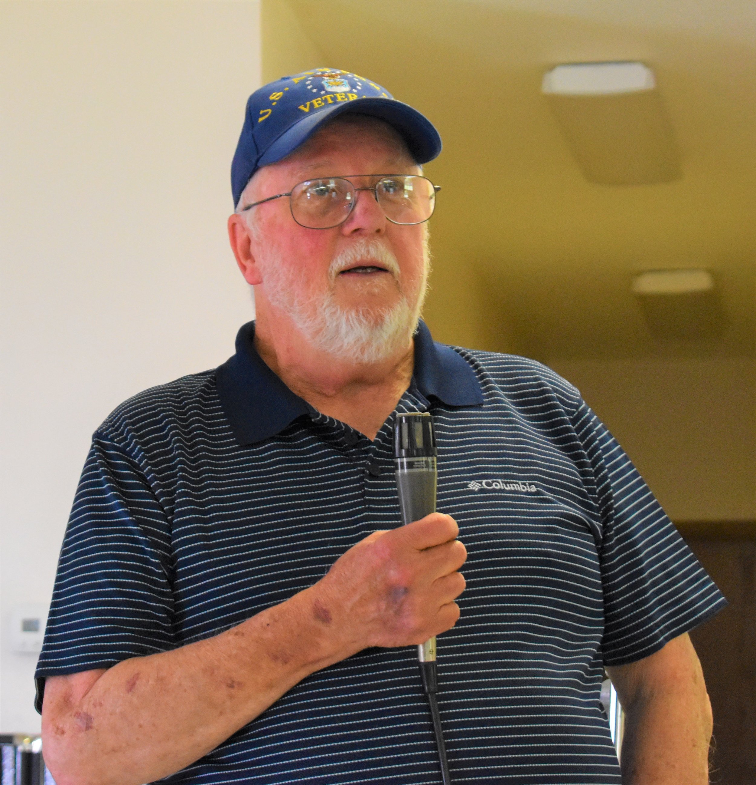 Hillsboro resident Lee D. Van Landuyt opens the forum