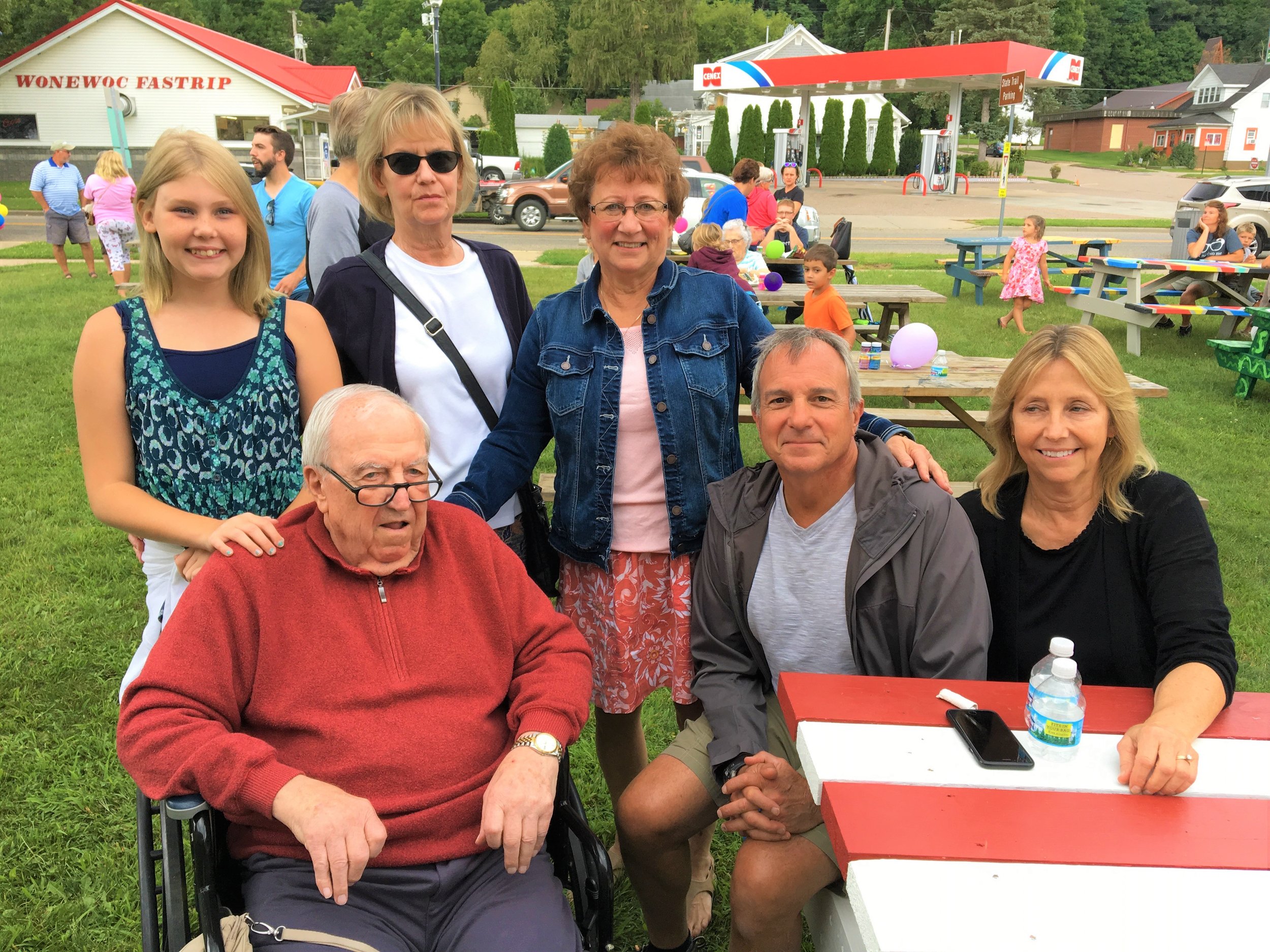  Sponsor and cheerleader Bill Huebel (seated), his granddaughter Charlotte Maloney, daughter Julie Hebel, daughter Laurie Wurster Dave Silverberg, son-in-law, daughter Betsy Huebel 