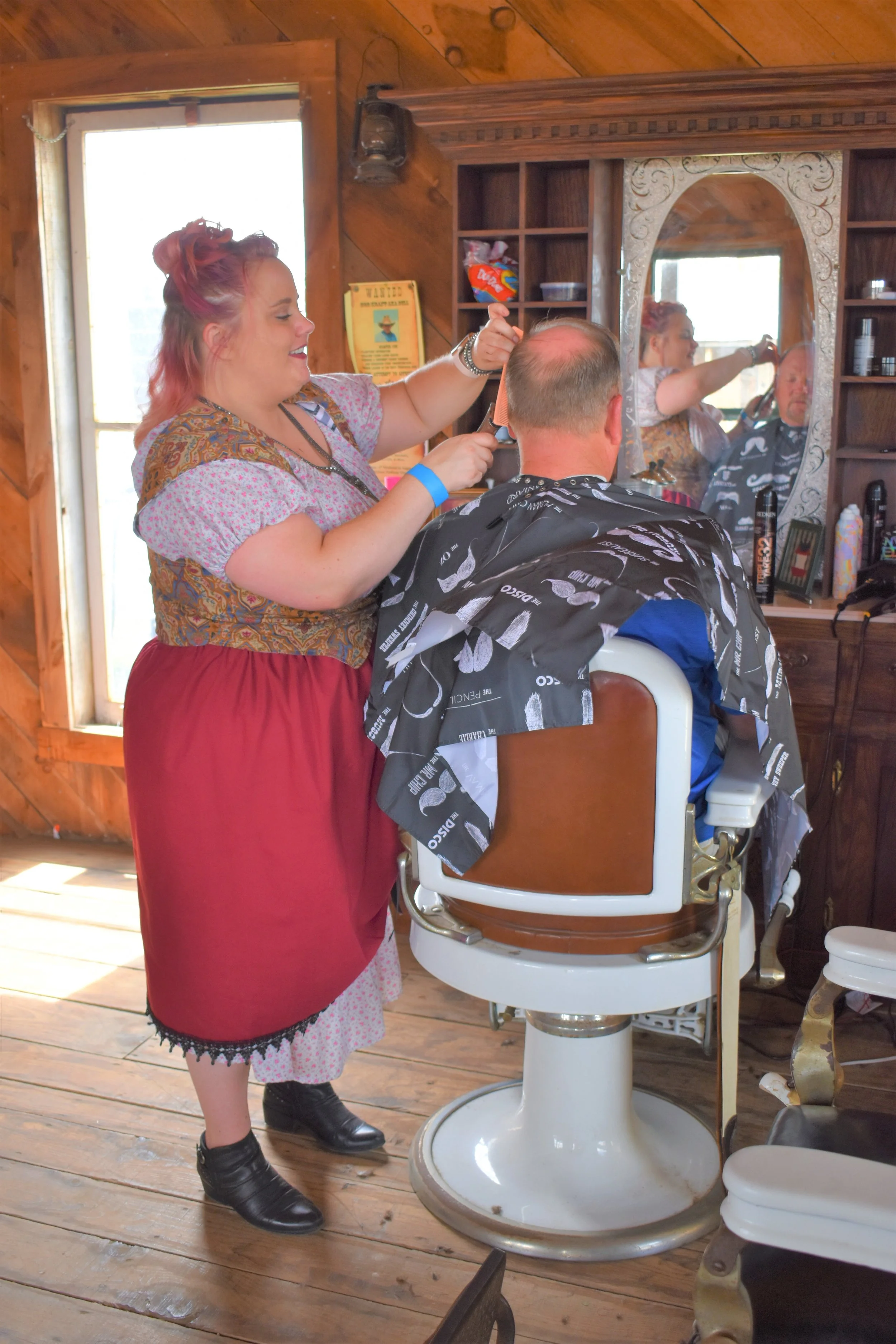 A brave soul gettin’ a trim