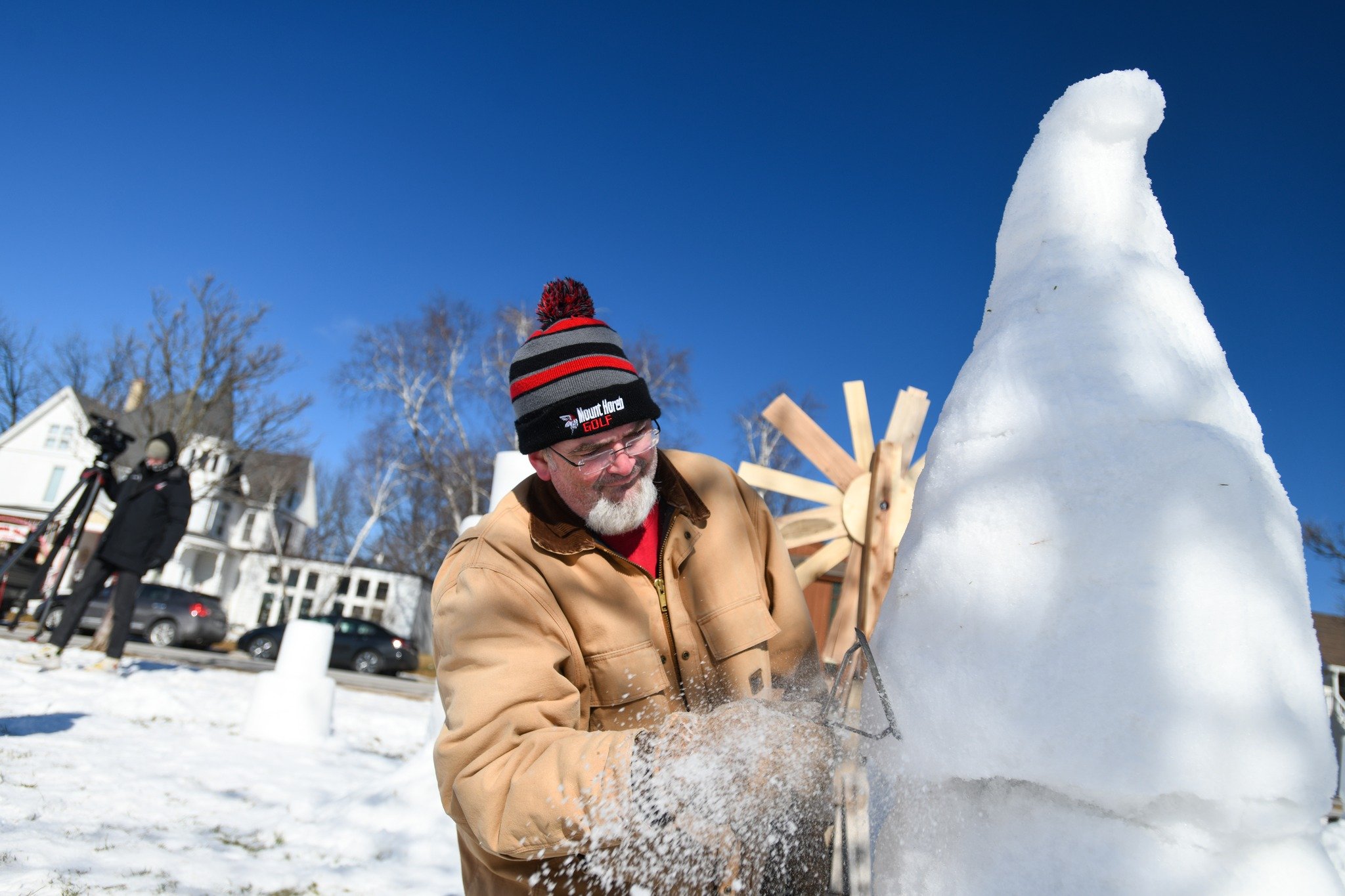  Sculpting ice. Photo courtesy of the Mt. Horeb Chamber of Commerce. 