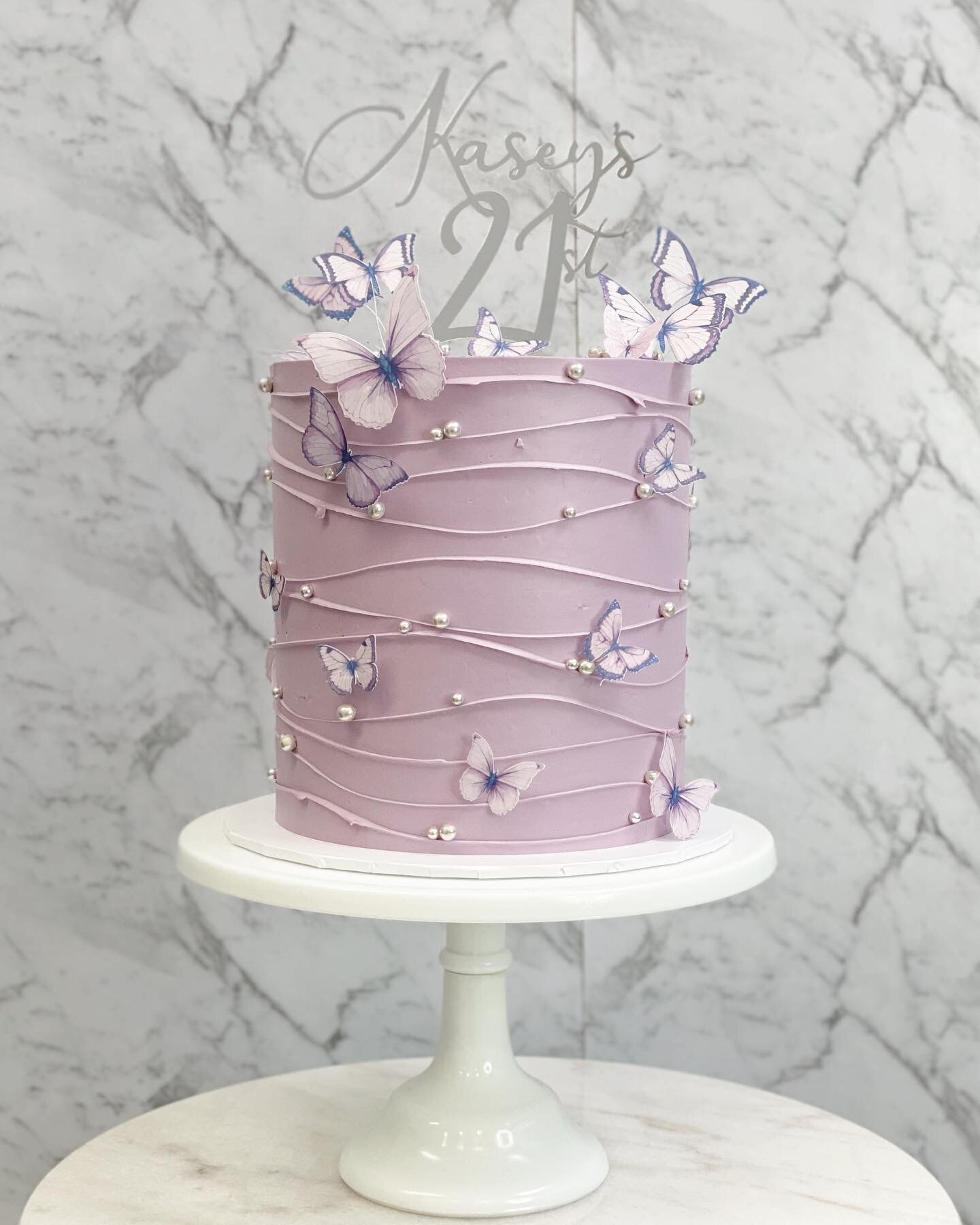 🦋
A lovely combination of waves, butterflies and pearls for Kasey&rsquo;s 21st 😍

Topper: @ukitlaserdesign 
Butterflies: @zaharibydina 
.
.
.
.
.
#cake #cakes #cakesofig #cakesofinstagram #cakesofinsta #instacake #instacakes #igcakes #igdaily #cake