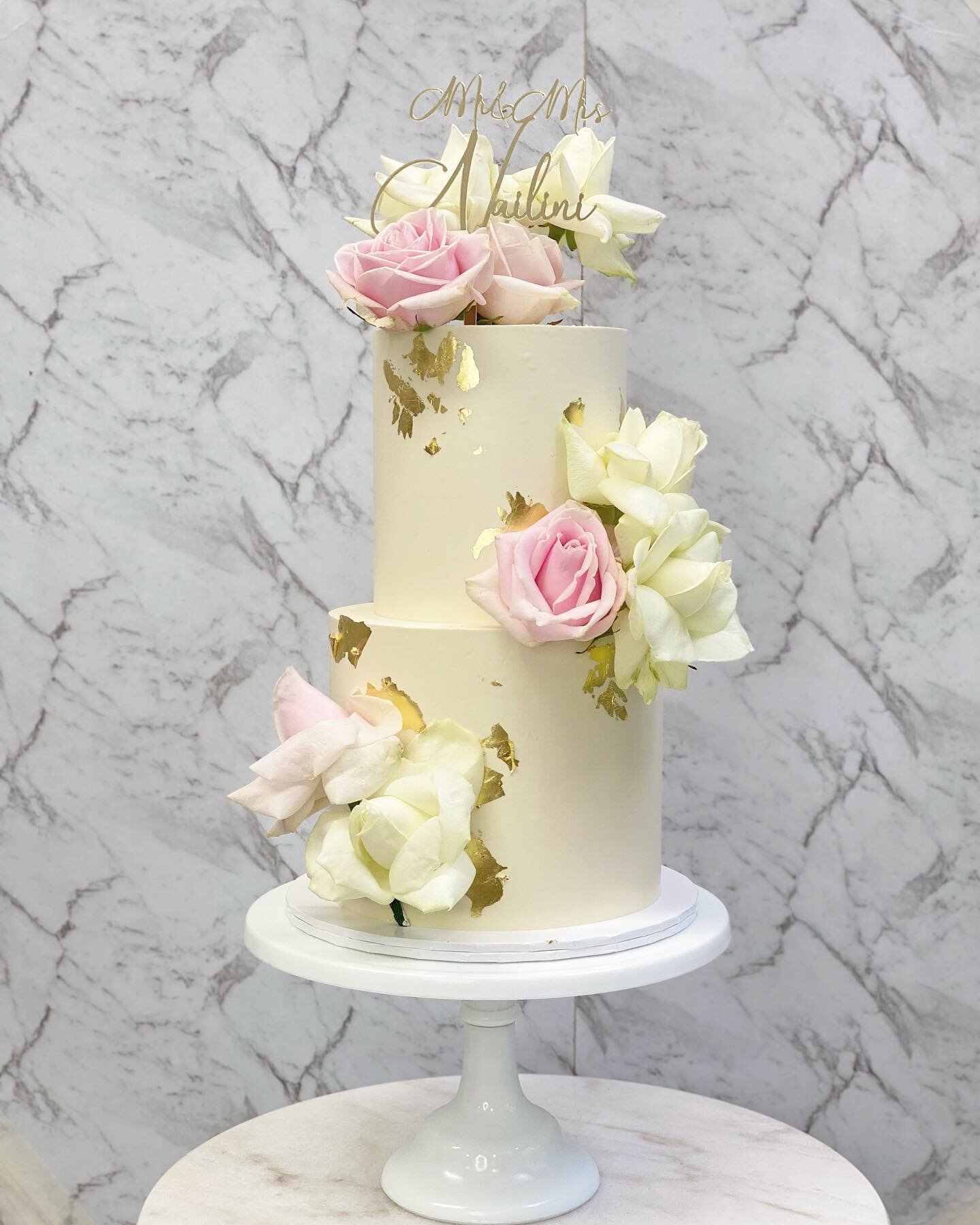 🤍🩷 M R &amp;  M R S 🩷🤍
A smooth white buttercream finish with gold leaf and fresh flowers 😍
Flowers: @werribeestationflorist 
Cake Topper: @ukitlaserdesign 
.
.
.
.
#cake #cakes #cakestagram #cakesofig #cakesofinstagram #cakesofinsta #instacake 