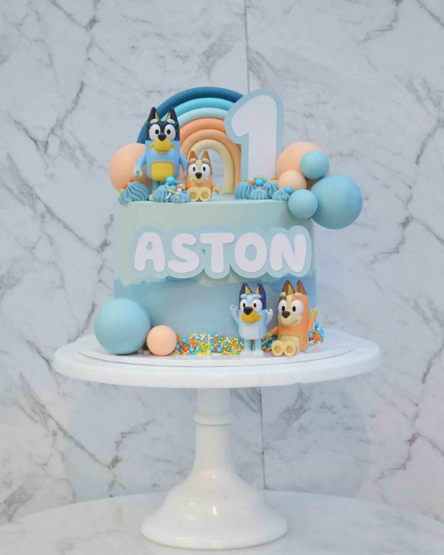 💙🧡 B L U E Y 🧡💙
A fun Bluey cake for Aston&rsquo;s 1st Birthday! 
.
.
.
.
#cakes #cakestagram #cakesofig #igcakes #cakesdaily #igdaily #cakesofinstagram #instacake #instagood #instalove #instafood #melbourne #melbournecakes #cakesofmelbourne #bir