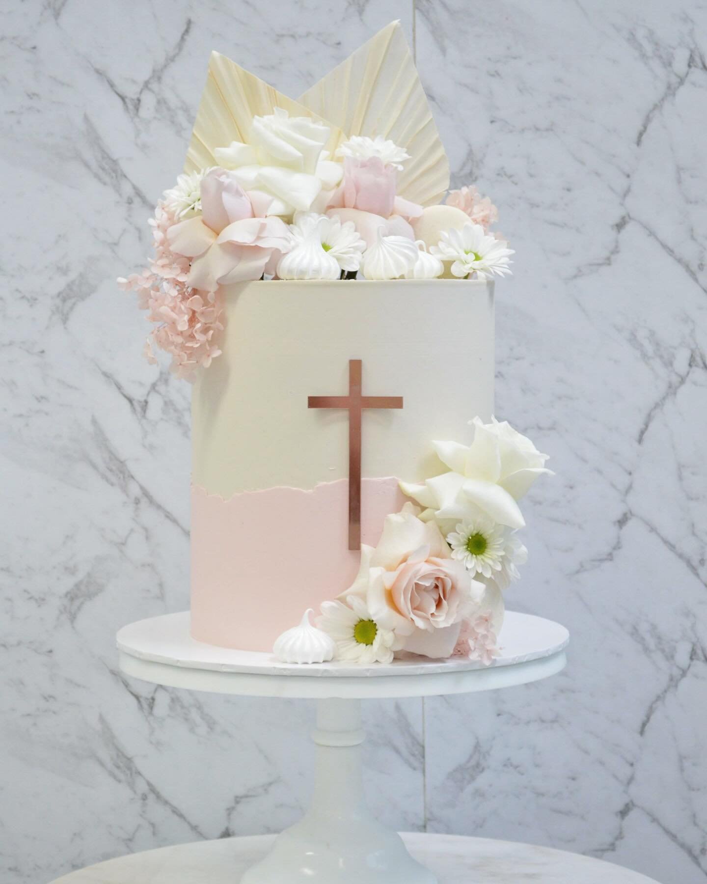 🩷 D R E A M Y  P I N K S 🩷
In love with this cake I created for a baptism a few weeks ago 😍

Florals: @werribeestationflorist 
Cross: @ukitlaserdesign 
.
.
.
.
#cake #cakes #cakestagram #cakesofinsta #cakesofig #cakesofinstagram #igcakes #cakesdai