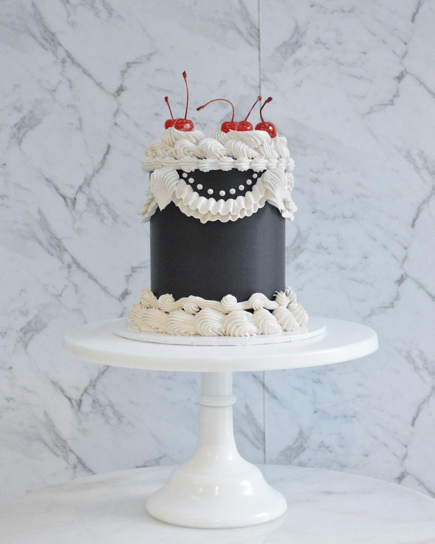 ❤️ B L A C K &amp;  W H I T E ❤️
A black and white vintage cake! I love the pop the cherries give on this one 🍒
.
.
.
.
.
#cake #cakes #vintage #vintagecake #cakestagram #cakesofig #igcakes #igdaily #cakesdaily #cakesofinsta #cakesofinstagram #melbo