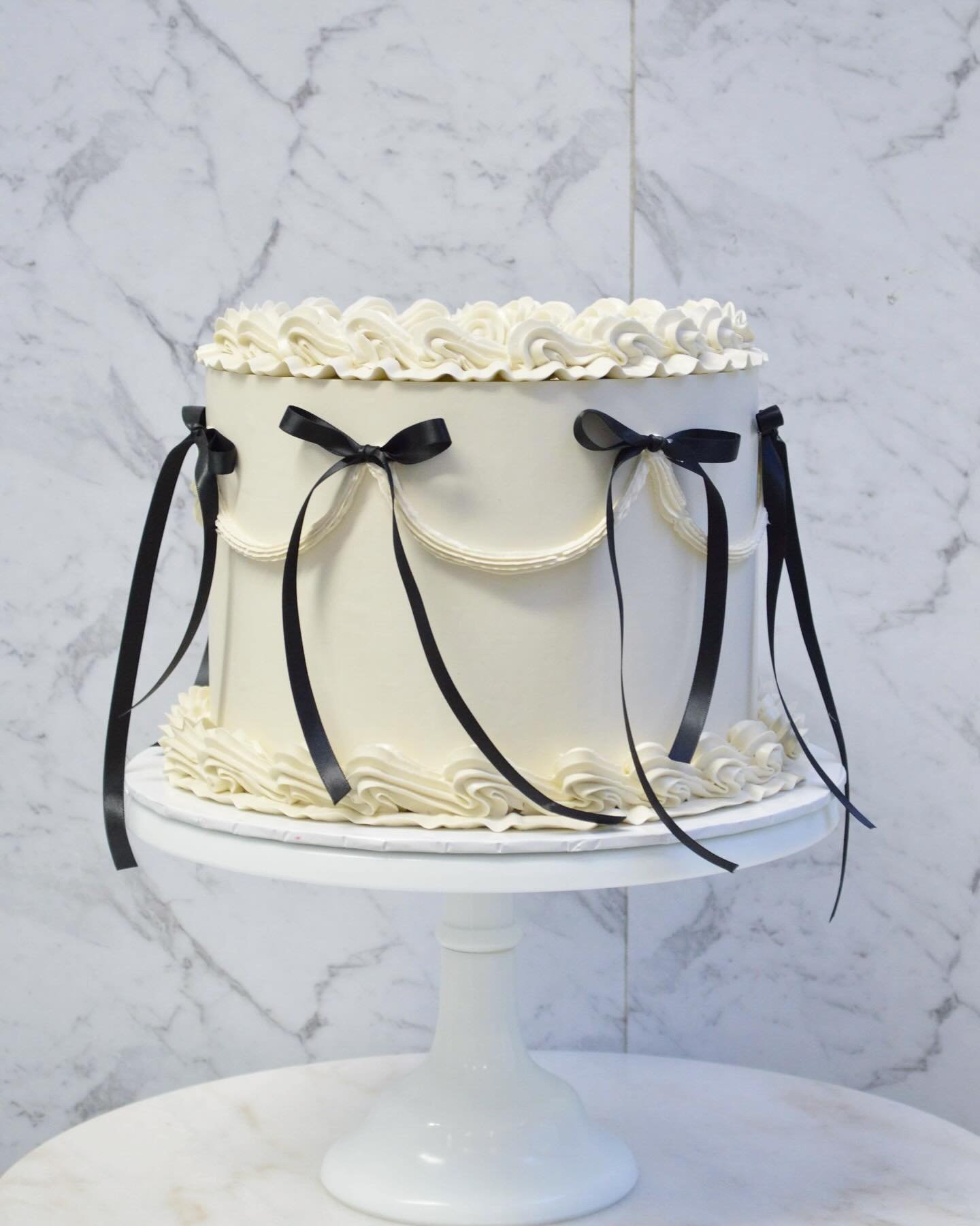 🎀 V I N T A G E &amp;  B O W S 🎀
.
.
.
.
.
#cake #cakes #cakestagram #cakesofig #cakesofinstagram #cakesofinsta #instacake #instacakes #igcakes #cakesdaily #igdaily #cakeoftheday #picoftheday #fy #fyp #fypシ #melbourne #melbournecakes #cakesofmelbou